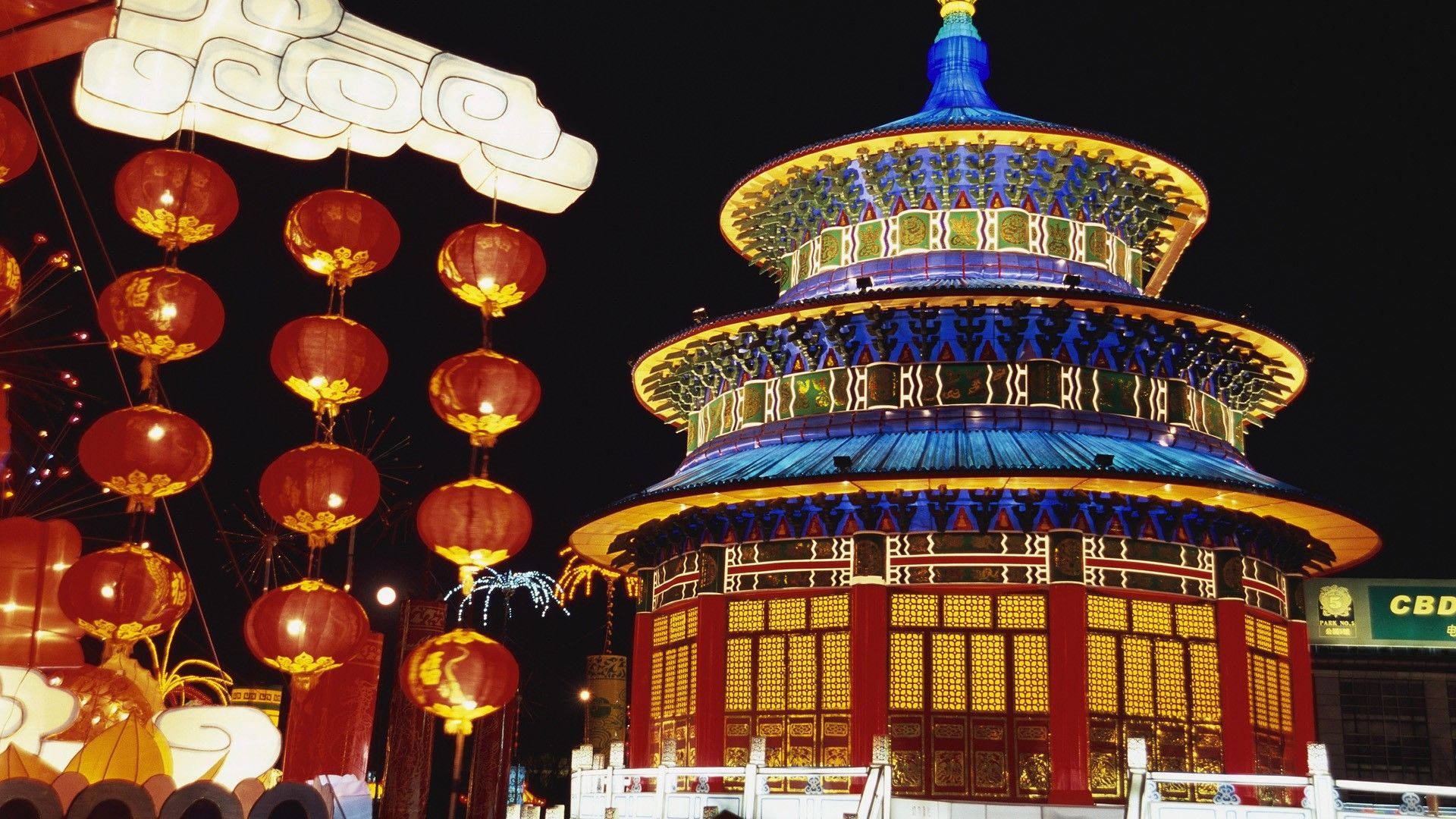 Harbin 桌布 壁紙 — 夜晚明亮照明的傳統中式寶塔，裝飾著發光的紅色燈籠和節日燈光。