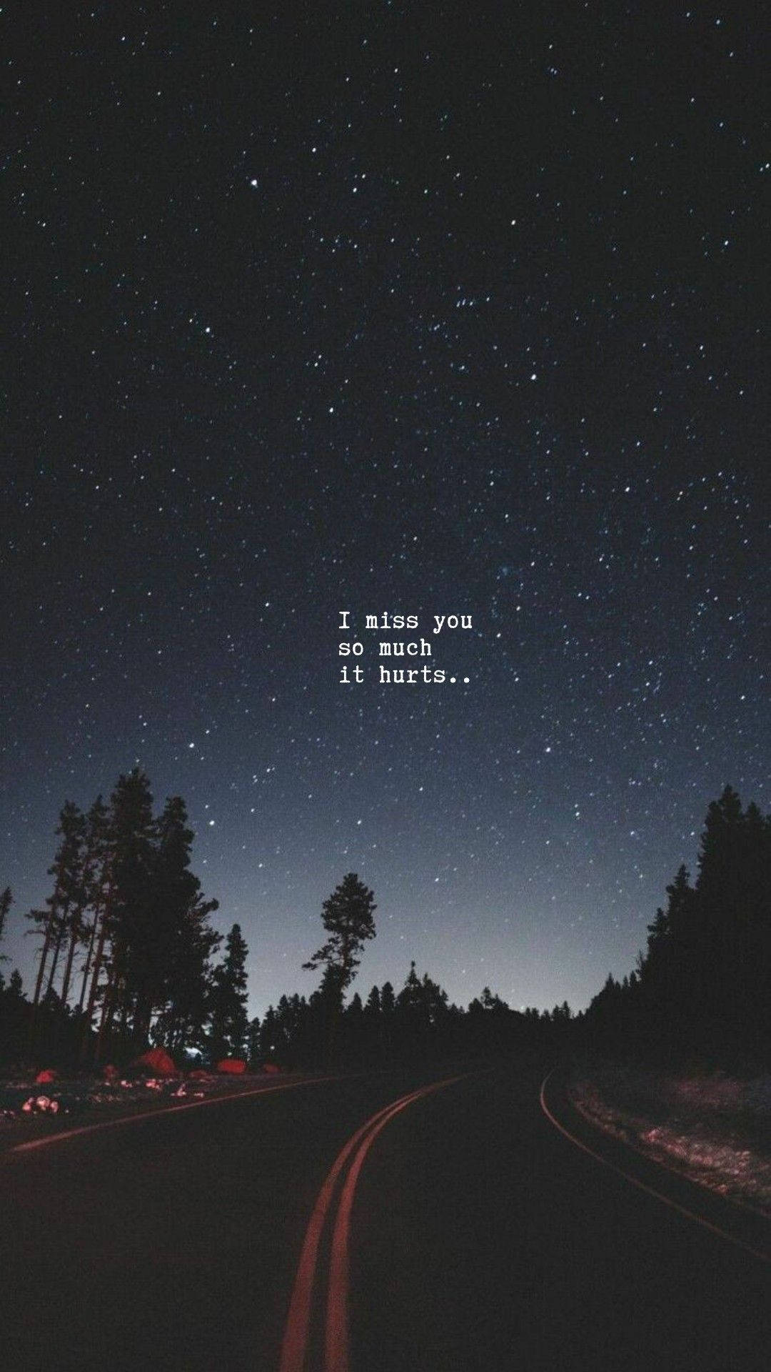 Missing 桌布 壁紙 — 夜晚星空中蜿蜒的道路，帶有表達思念的文字疊加。