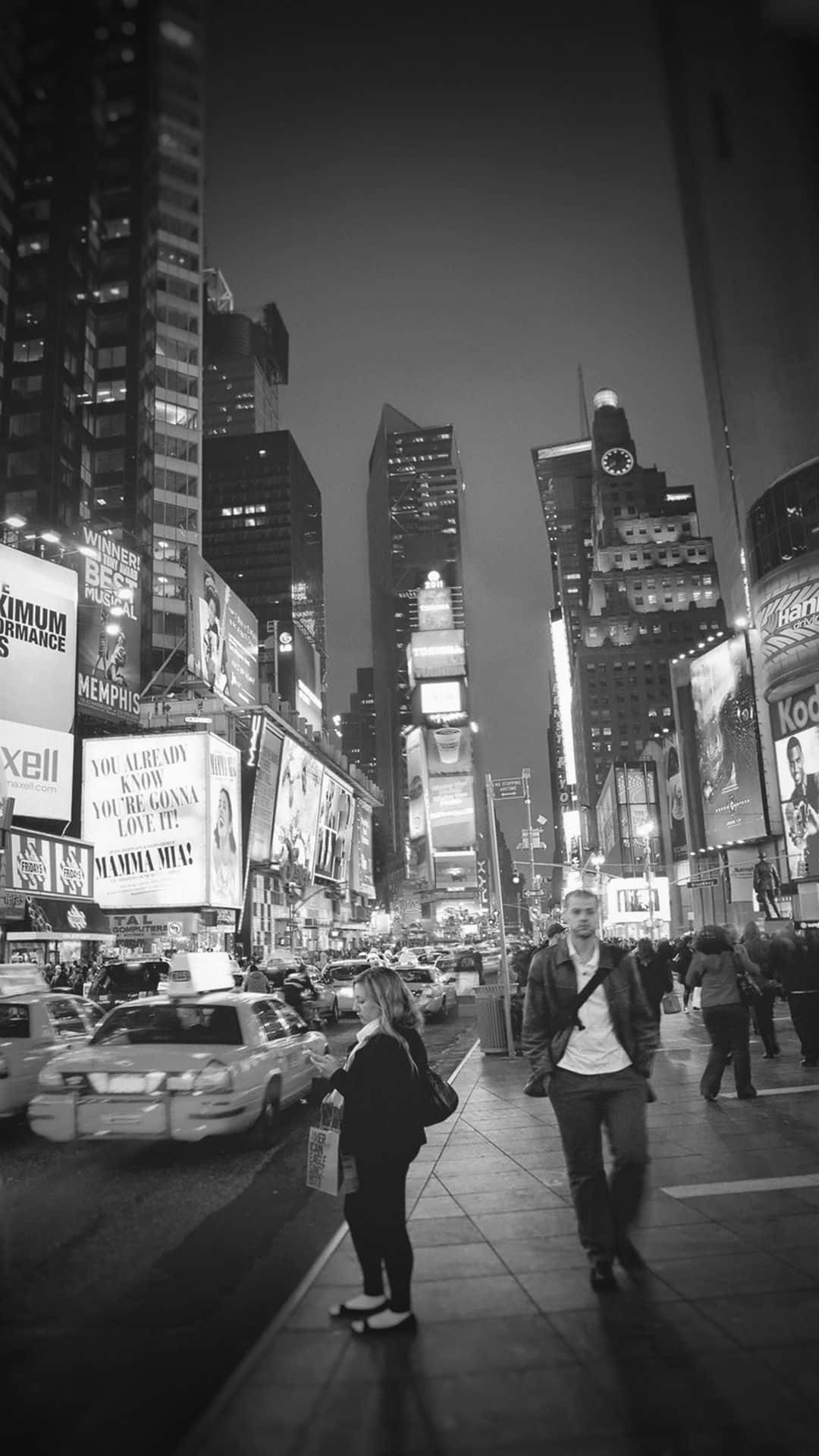 Black And White Street 桌布 壁紙 — 夜晚時代廣場熙熙攘攘的黑白照片，高聳的廣告牌在行人和計程車上方閃耀。
