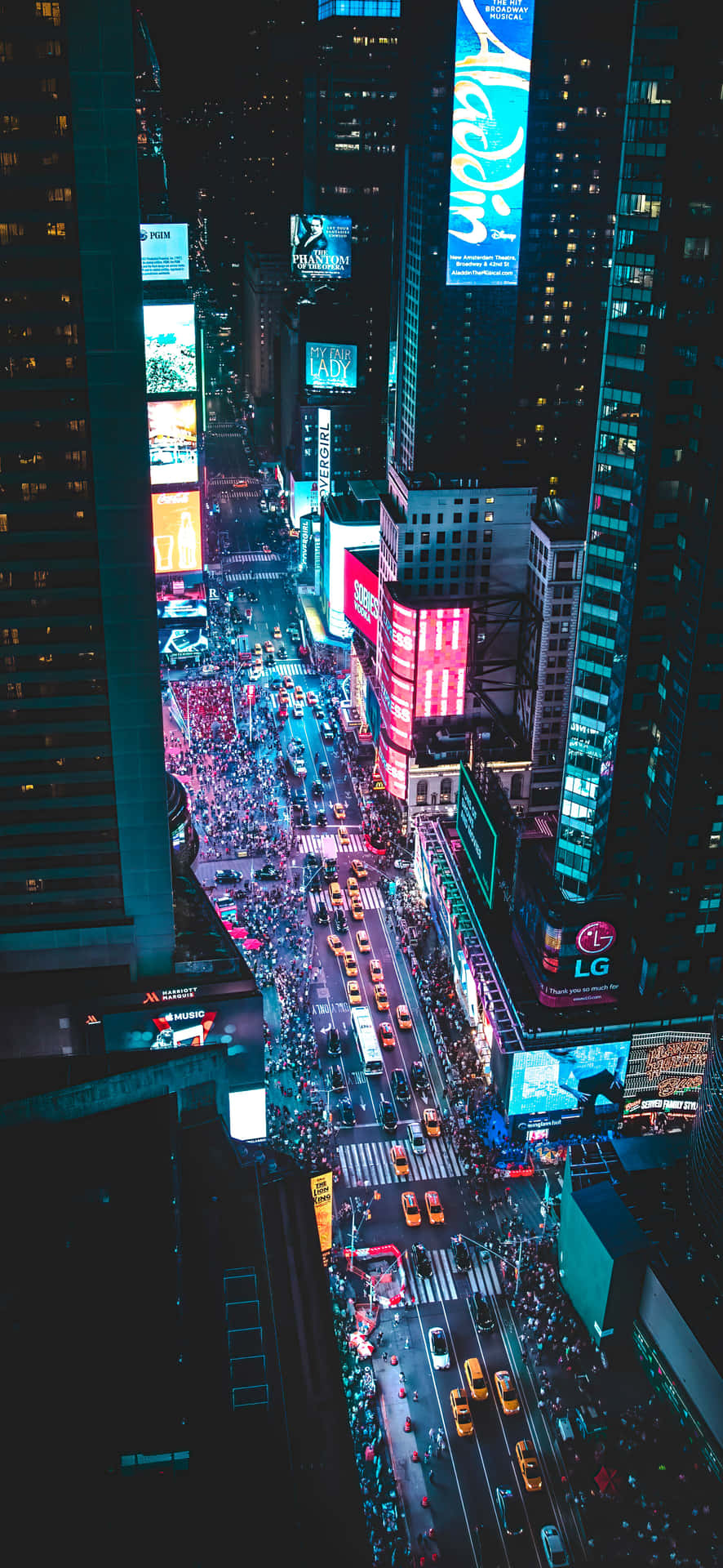 Busy City During Dark Nights 4K Phone Wallpaper 壁紙 — 夜晚時代廣場的鳥瞰圖，霓虹燈下閃爍的廣告牌、人群和黃色計程車。