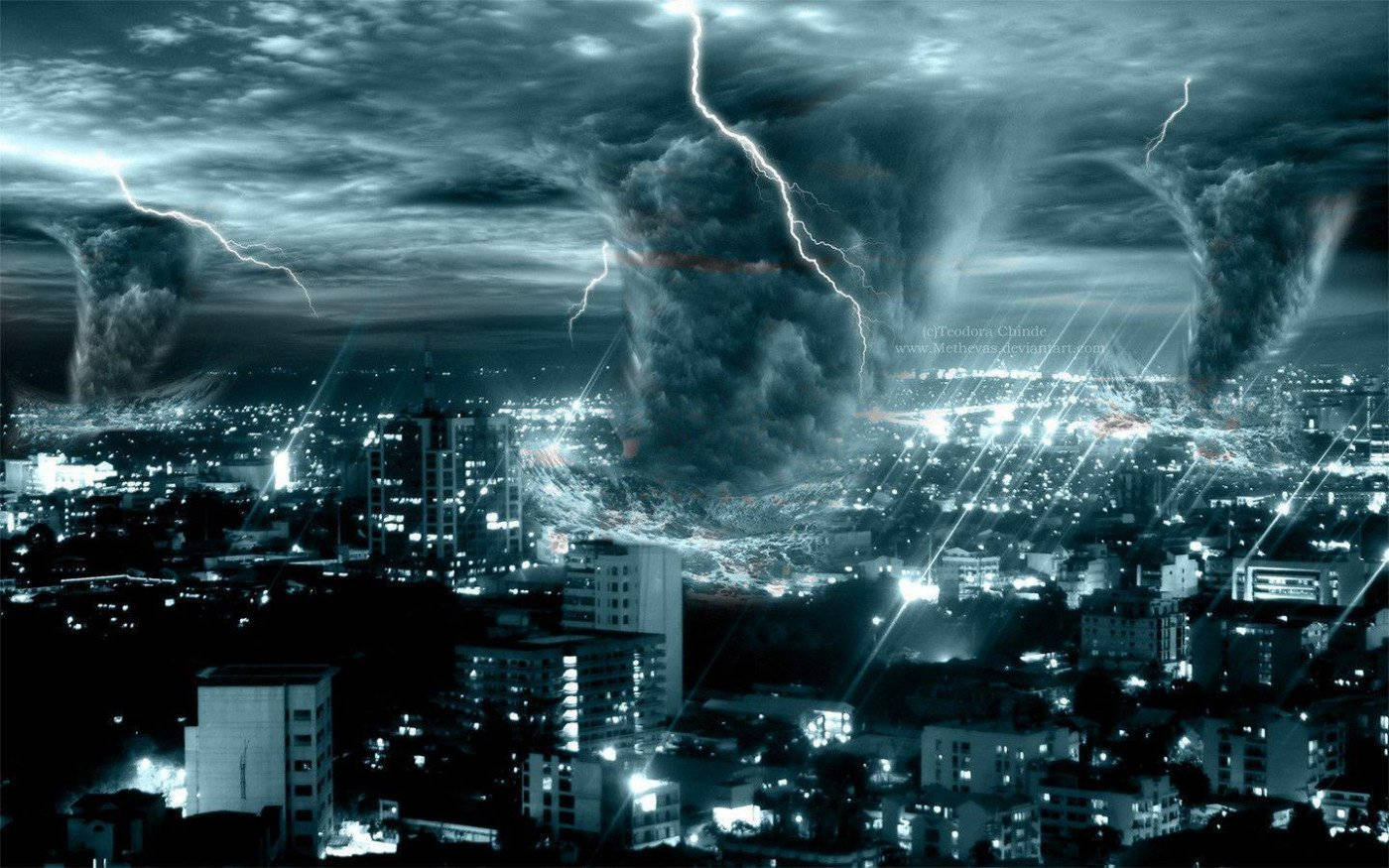 閃電 桌布 壁紙 — 夜晚暴風雨的城市景觀，三道巨大龍捲風在閃電下撕裂城市天際線。