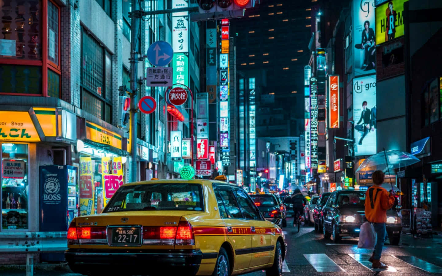 taxi 桌布 壁紙 — 夜晚東京一條充滿活力的霓虹燈街道，前景有一輛黃色的士，濕漉漉的路面反射著閃爍的招牌。