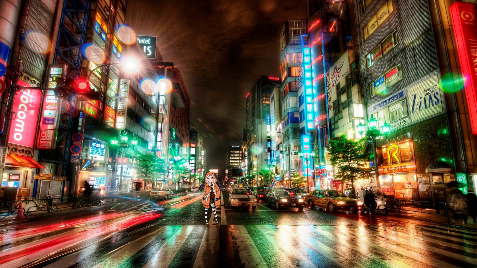 動漫 桌布 壁紙 — 夜晚東京一條充滿活力的霓虹燈街道，車燈劃出光軌，一位孤獨的動畫女孩站在斑馬線上。