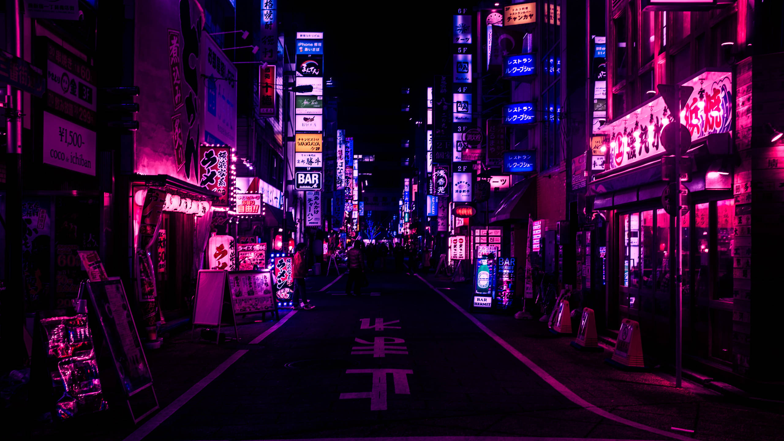 日本 桌布 壁紙 — 夜晚東京一條充滿霓虹燈的小巷，粉紅色和藍色的招牌在潮濕的路面上反射。
