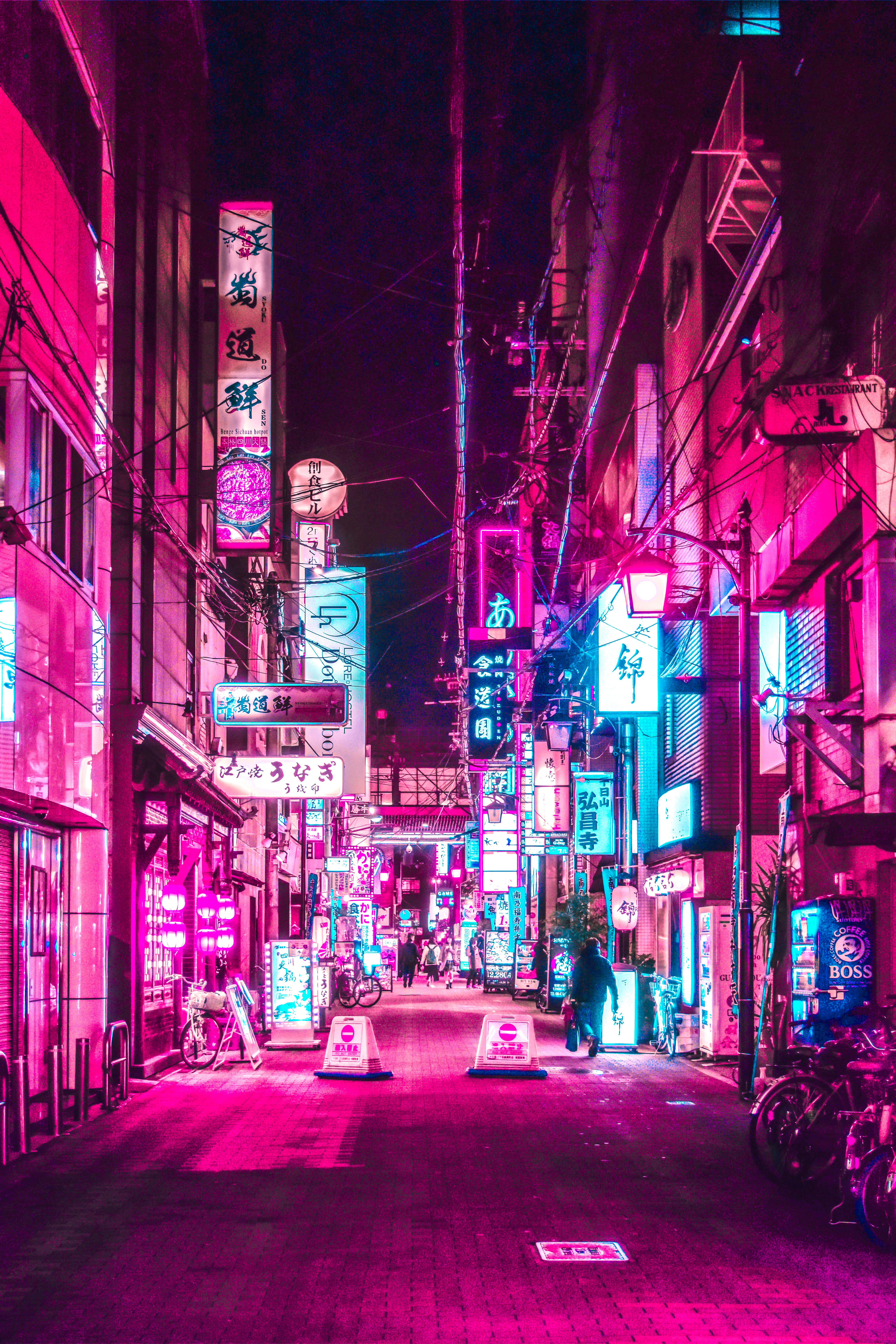 Neon City Aesthetic 桌布 壁紙 — 夜晚東京一條狹窄小巷，被擁擠店舖門面的電光粉紅和青色霓虹招牌淹沒。