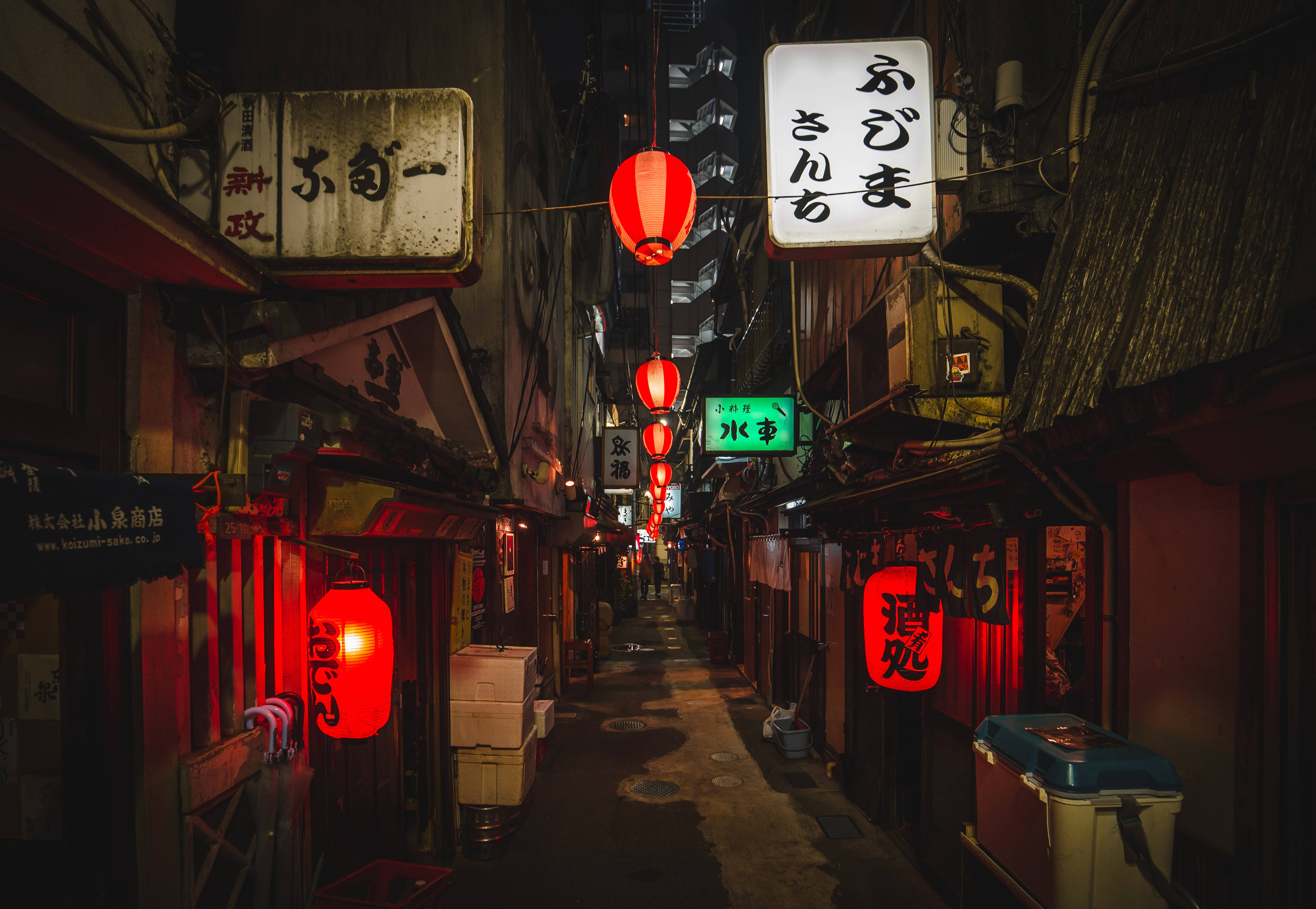 street photography 桌布 壁紙 — 夜晚東京一條狹窄小巷，被風化建築上的紅色燈籠和霓虹燈照亮。