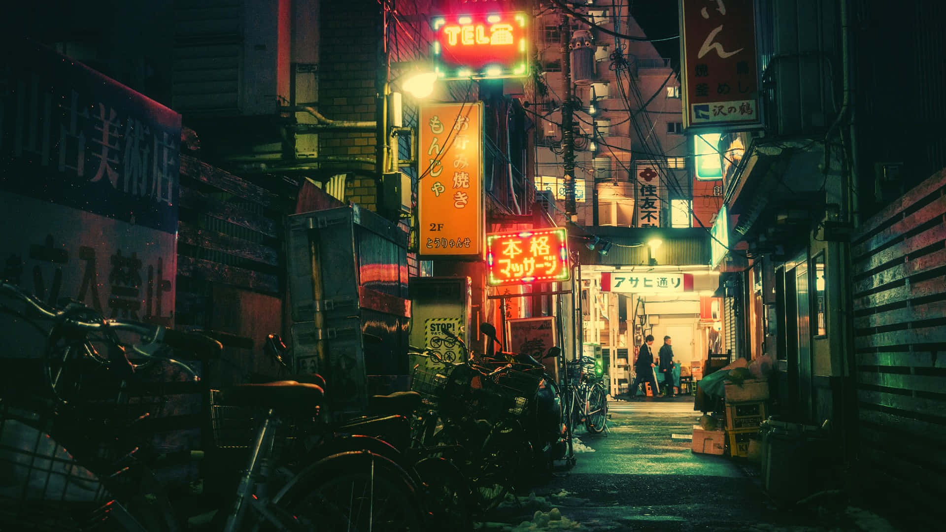 日式審美桌面 桌布 壁紙 — 夜晚東京一條狹窄的小巷，被發光的霓虹燈招牌和街燈照亮，在潮濕的路面上投射出色彩繽紛的倒影。