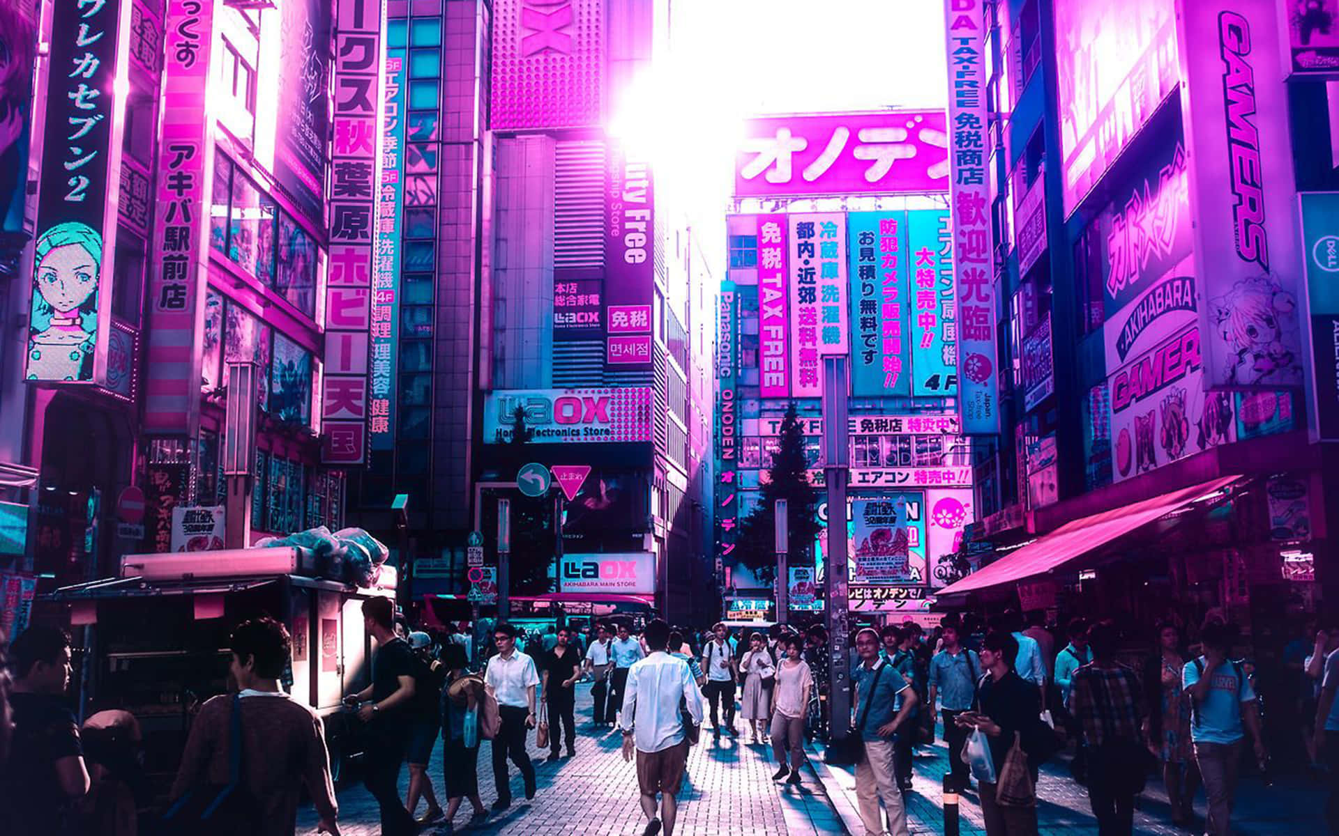 桌布 壁紙 — 夜晚東京一條繁忙的霓虹燈街道，人群在粉紅色和紫色的發光招牌下走過。