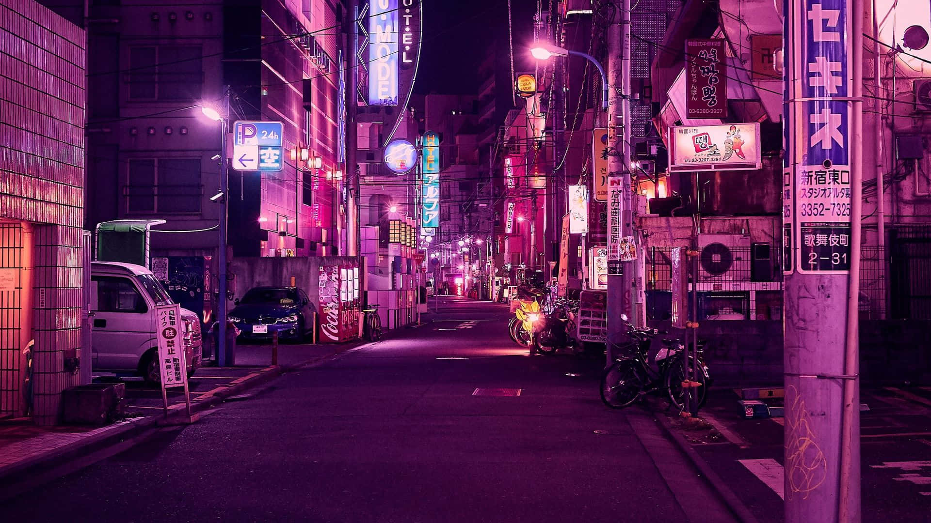 霓虹城市動態圖 桌布 壁紙 — 夜晚東京一條霓虹燈閃爍的小巷，發光的招牌映照在潮濕的人行道和停泊的車輛上。