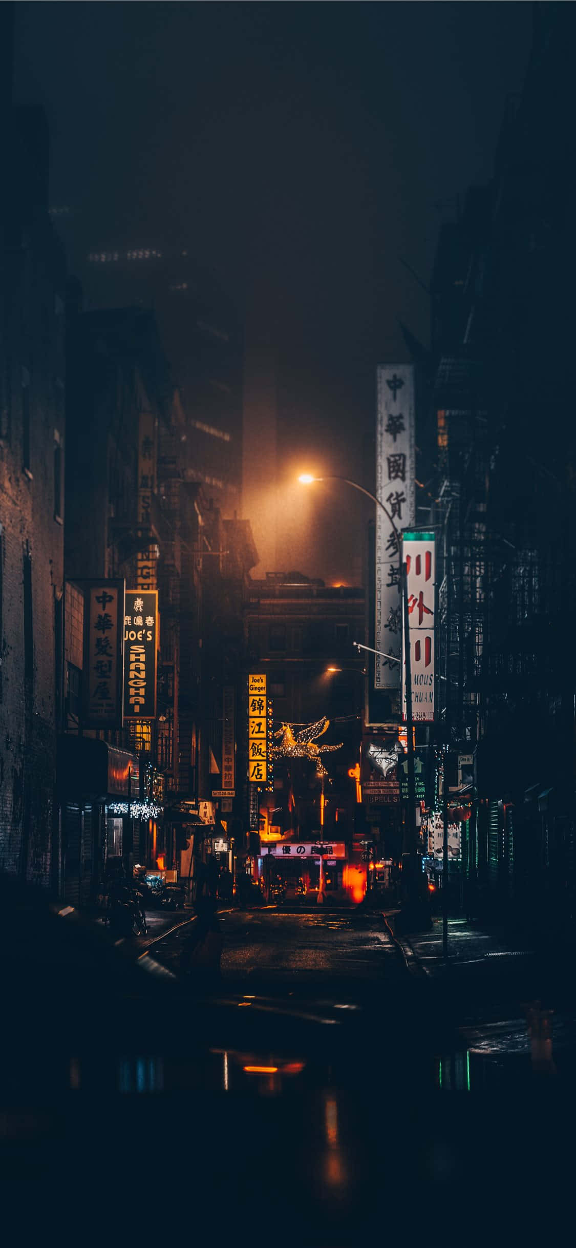 New York 桌布 壁紙 — 夜晚東京一條霧氣瀰漫、霓虹燈閃爍的小巷，發光的招牌在濕漉漉的人行道上反射，只有一盞路燈。
