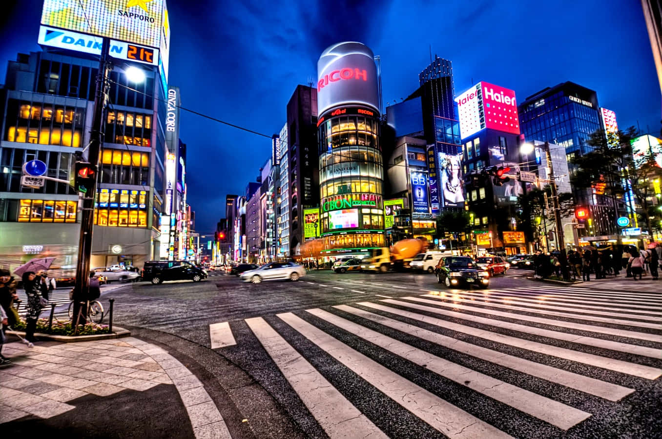 Pedestrian 桌布 壁紙 — 夜晚東京充滿霓虹燈的活力街道，有發光的廣告牌、汽車和行人穿越濕漉漉的斑馬線。