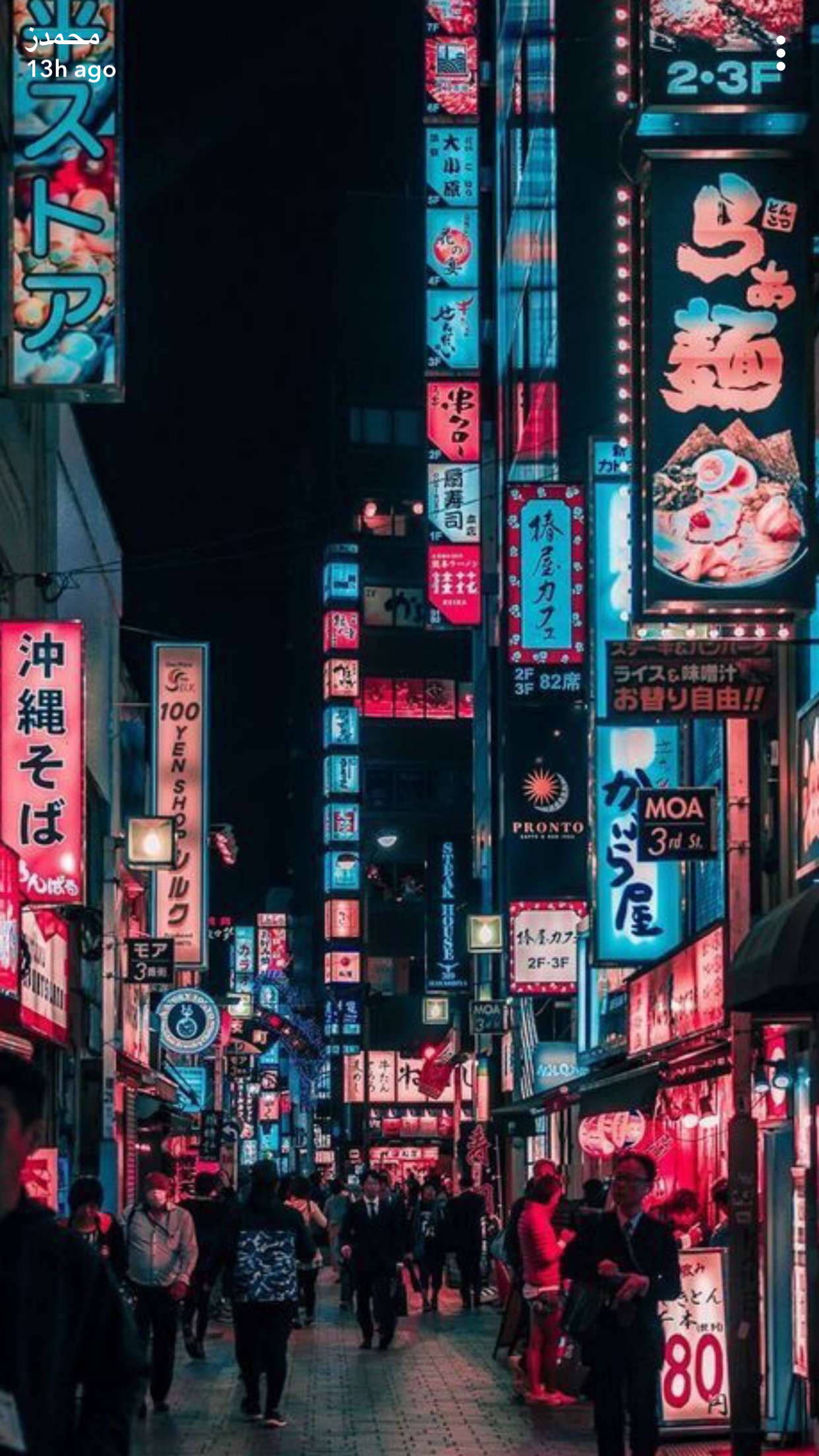 日本 桌布 壁紙 — 夜晚東京繁華的霓虹燈小巷，閃爍的招牌和行人在鮮豔的紅、藍、白燈光下行走。