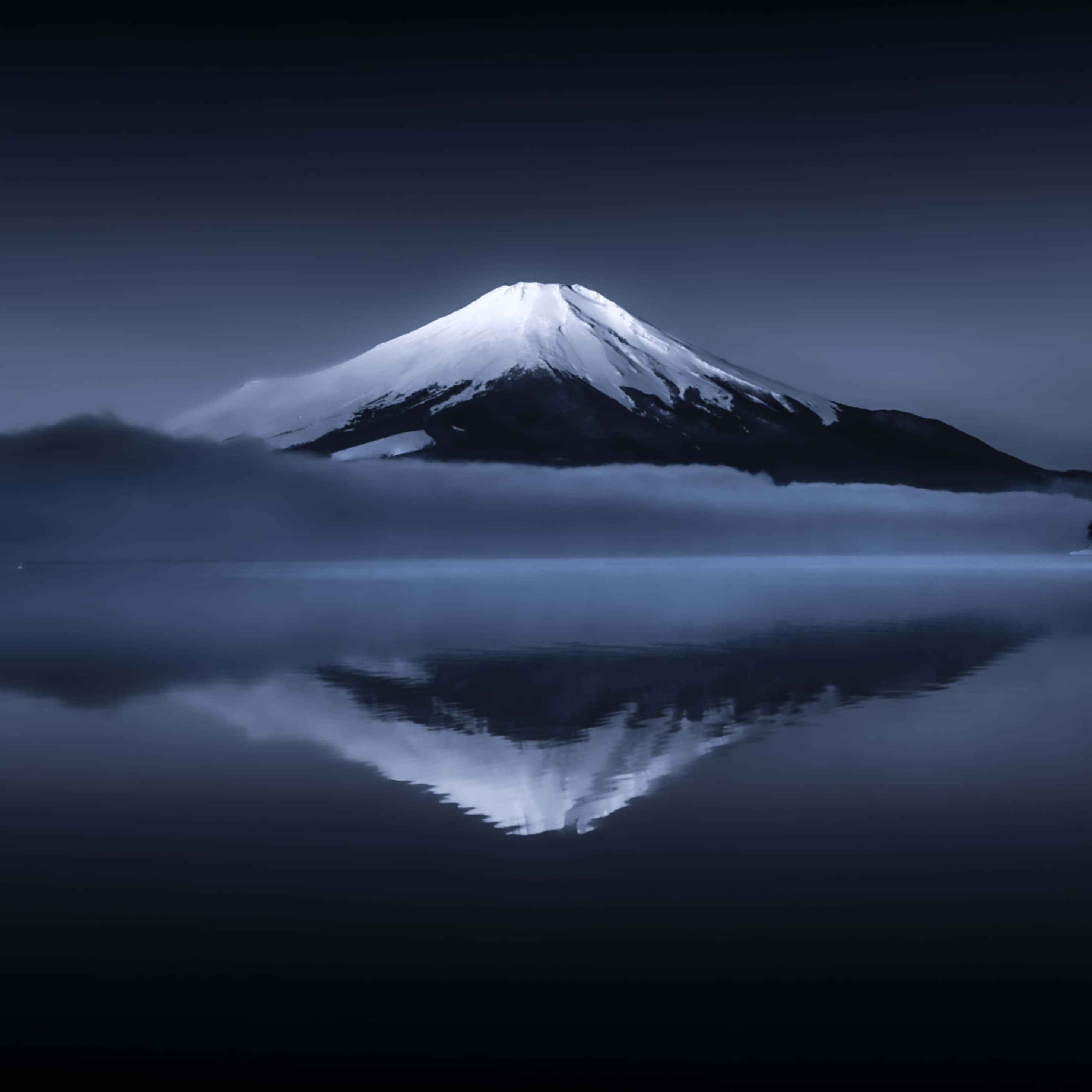 夜晚湖面倒映的山峰 壁紙