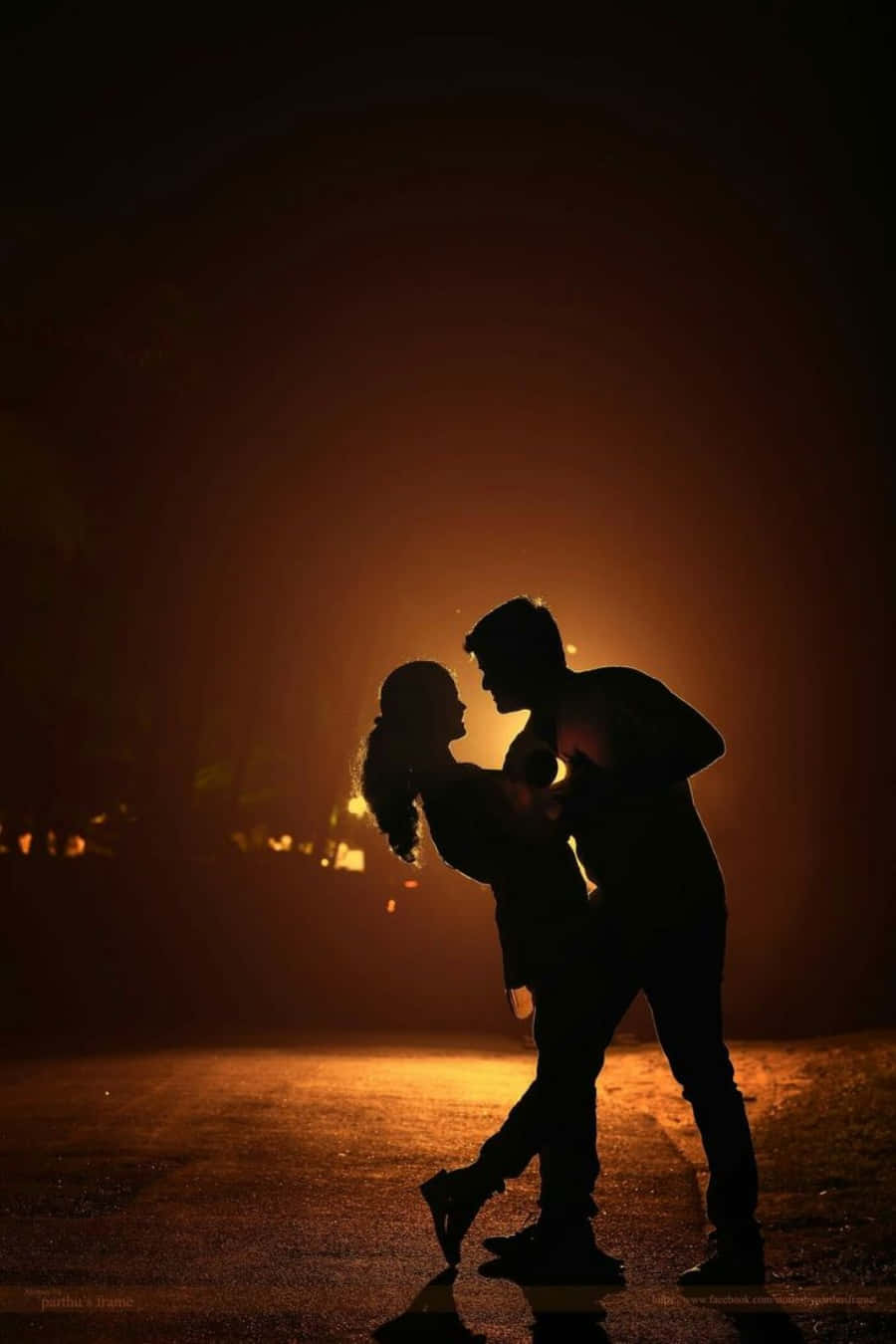 lover 桌布 壁紙 — 夜晚溫暖金色背光下擁抱親吻的情侶浪漫剪影。