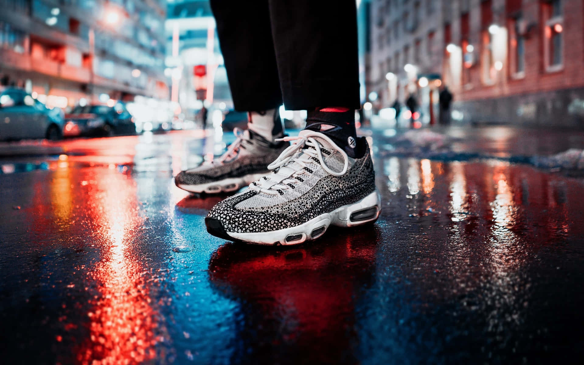 Footwear Design 桌布 壁紙 — 夜晚濕滑城市街道上運動鞋的特寫，反射霓虹燈光。
