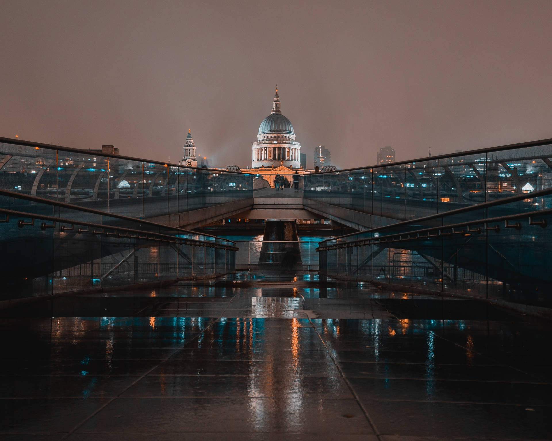 Raining 桌布 壁紙 — 夜晚濕滑的玻璃橋反射城市燈光，通往聖保羅大教堂，天空朦朧。