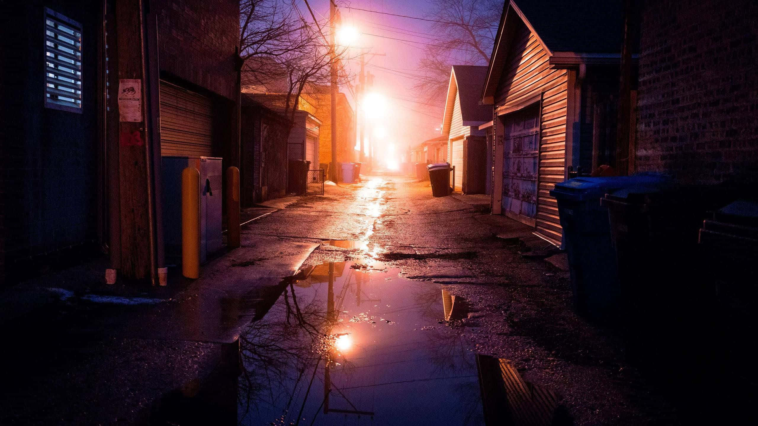 Alleyway 桌布 壁紙 — 夜晚濕漉漉的小巷反射著發光的街燈，霧氣穿過工業建築。