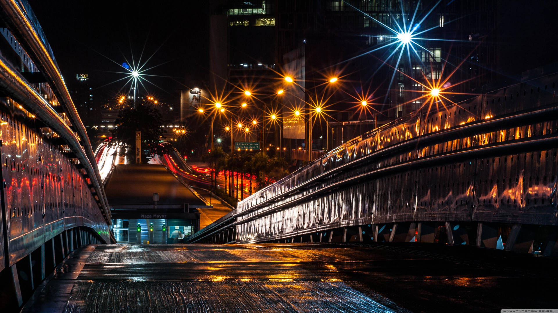 夜晚濕潤的城市橋樑，發光的街燈和汽車燈光條紋。 — 3840x2160 動態圖片 壁紙