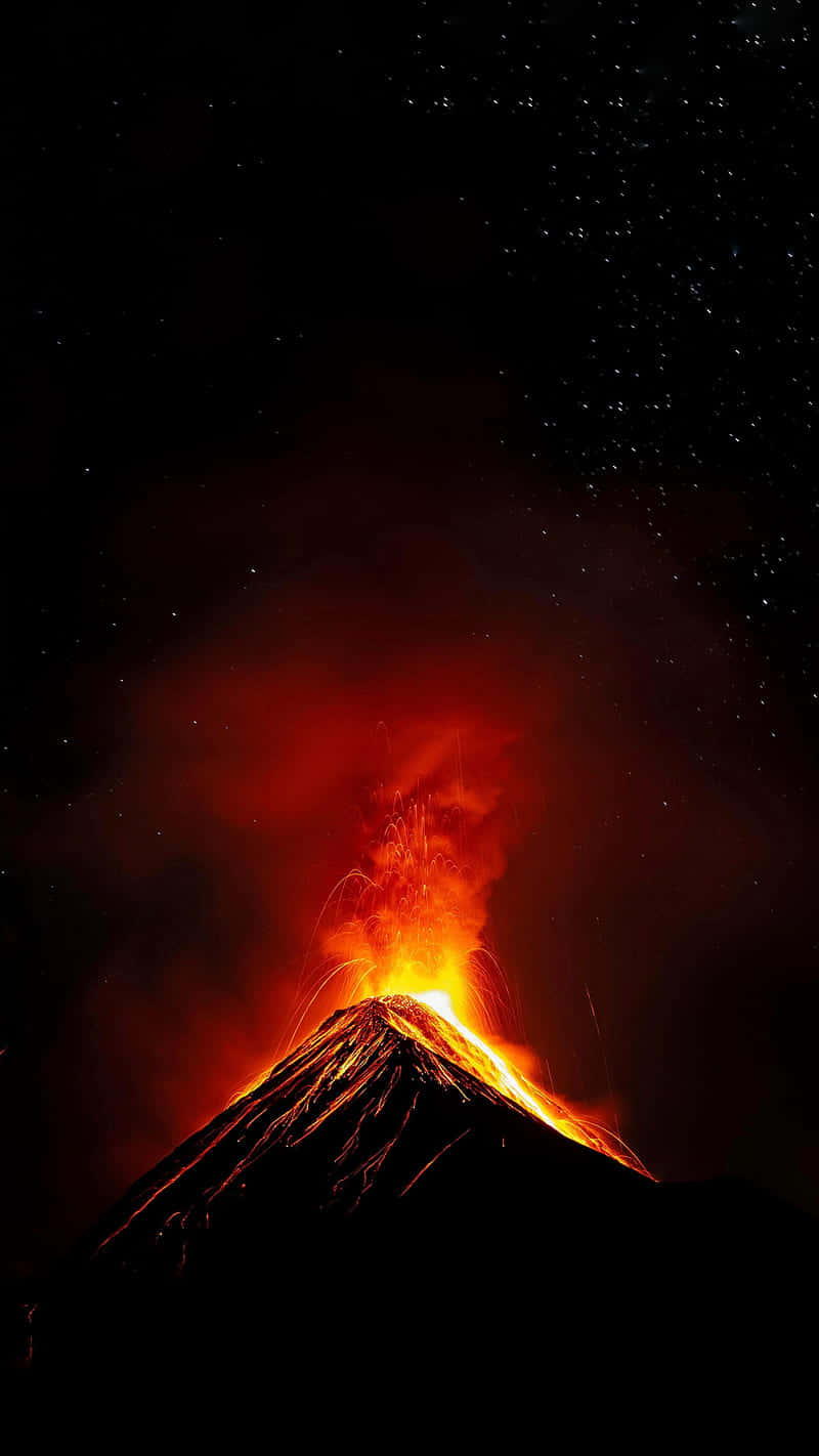 自然 桌布 壁紙 — 夜晚火山爆發，熔岩和火花在星空下閃耀。