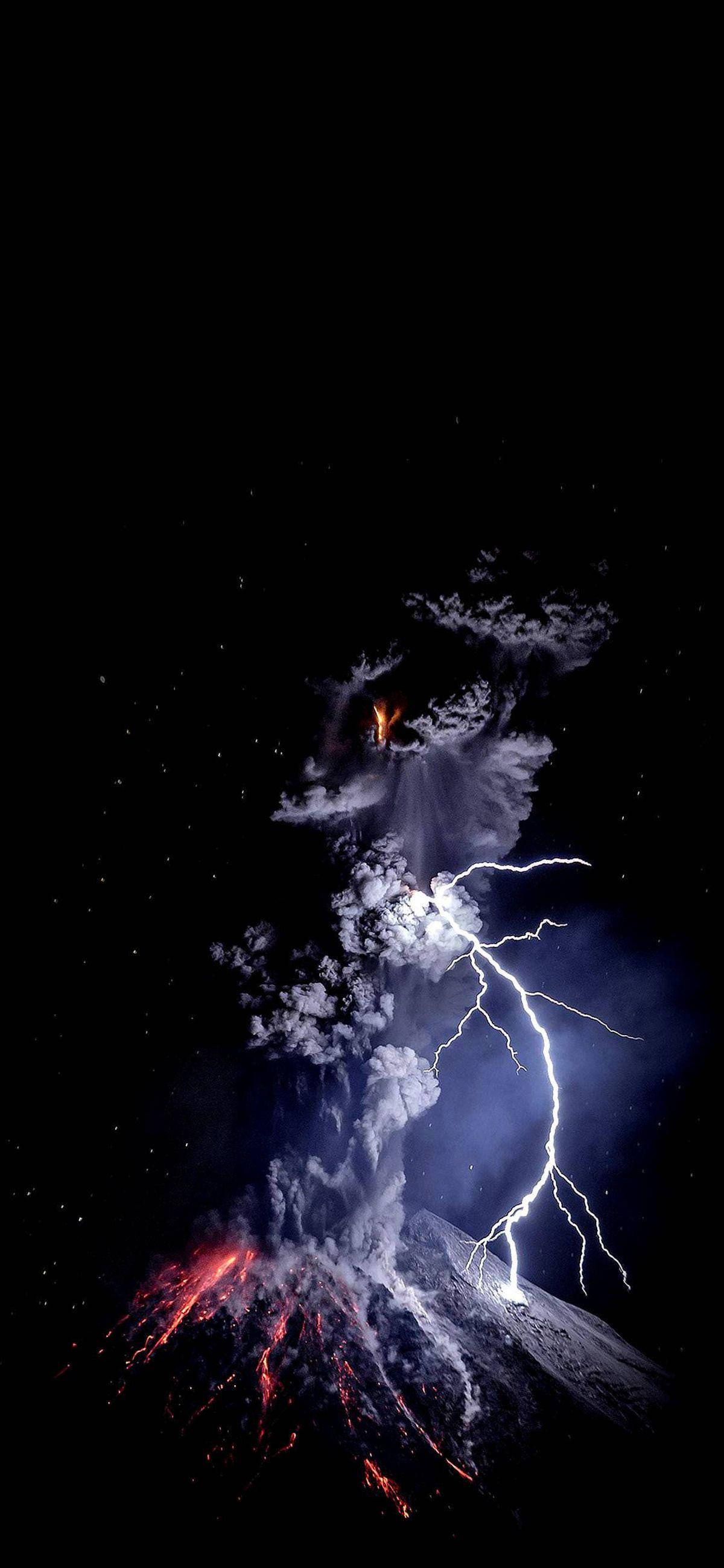 X 桌布 壁紙 — 夜晚火山爆發，熔岩發光，閃電穿過火山灰雲，背景是星空。