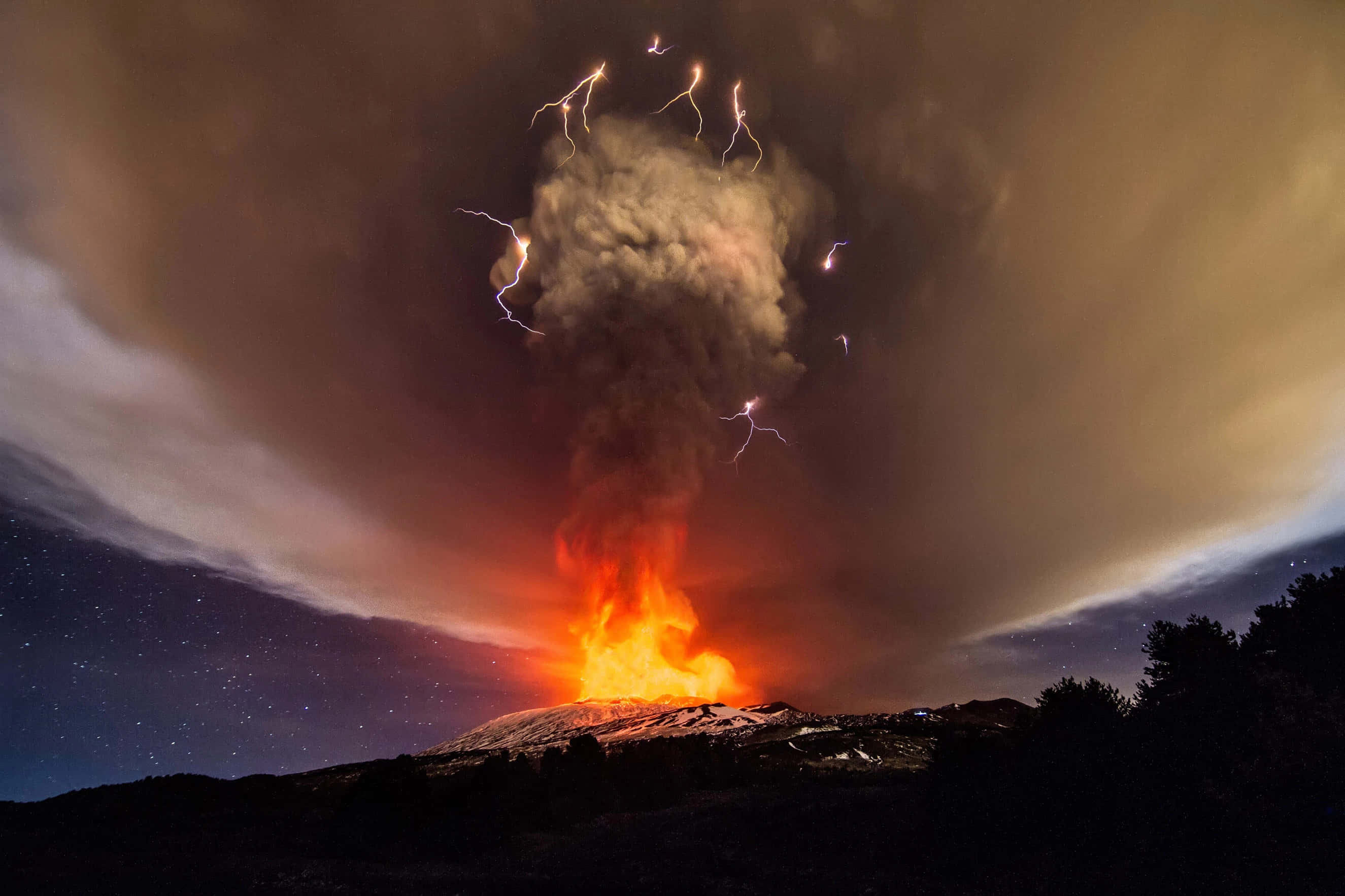 Awe-inspiring 桌布 壁紙 — 夜晚火山爆發，熾熱熔岩和閃電在星空下的火山灰雲中閃爍。