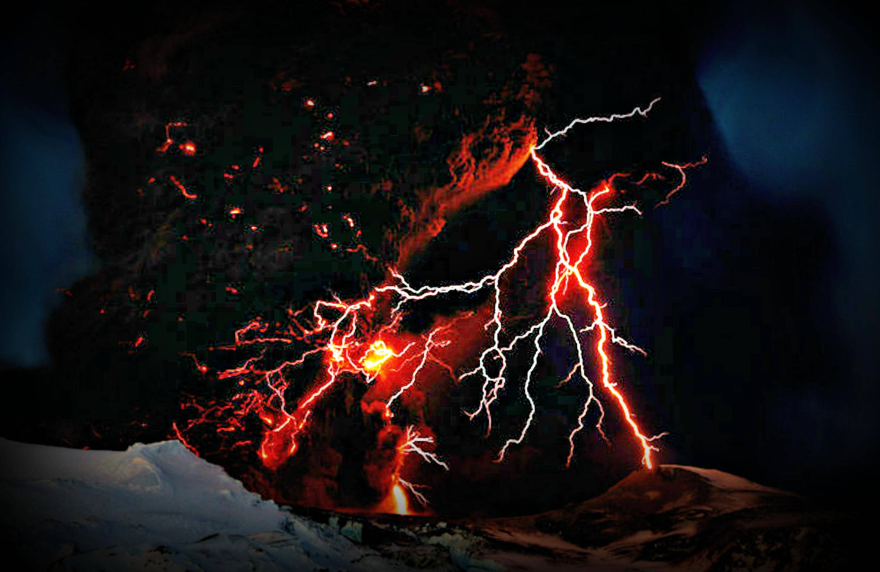 閃電 桌布 壁紙 — 夜晚火山爆發，熾熱的閃電在發光的熔岩中劈啪作響，背景是雪景。