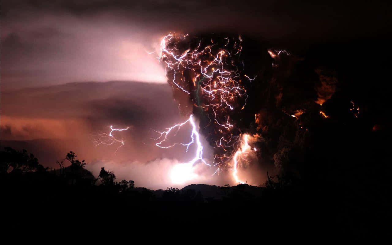 thunder 桌布 壁紙 — 夜晚火山爆發，被穿過烏雲和熾熱熔岩的強烈閃電照亮。