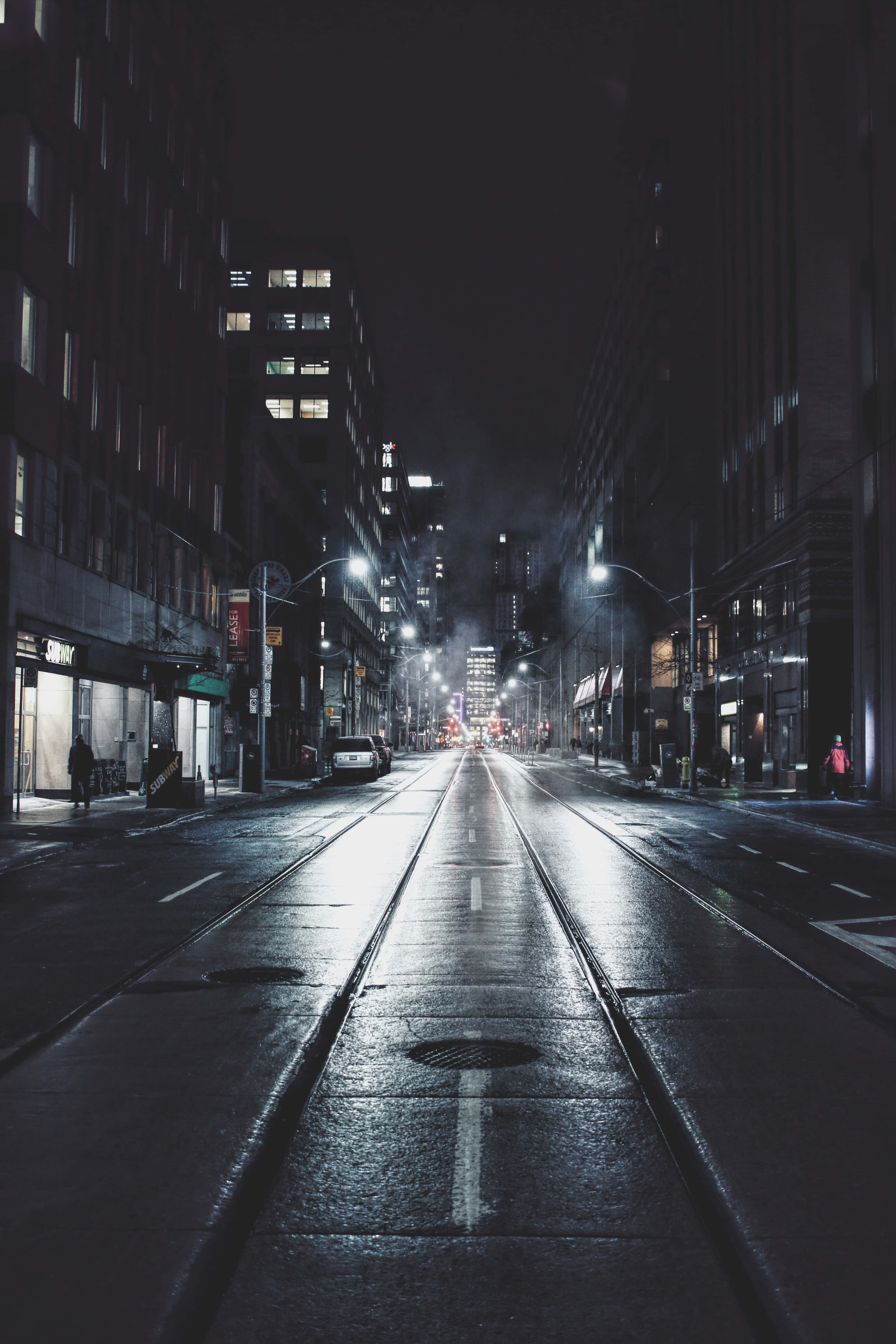 夜晚無車的都市街道 壁紙