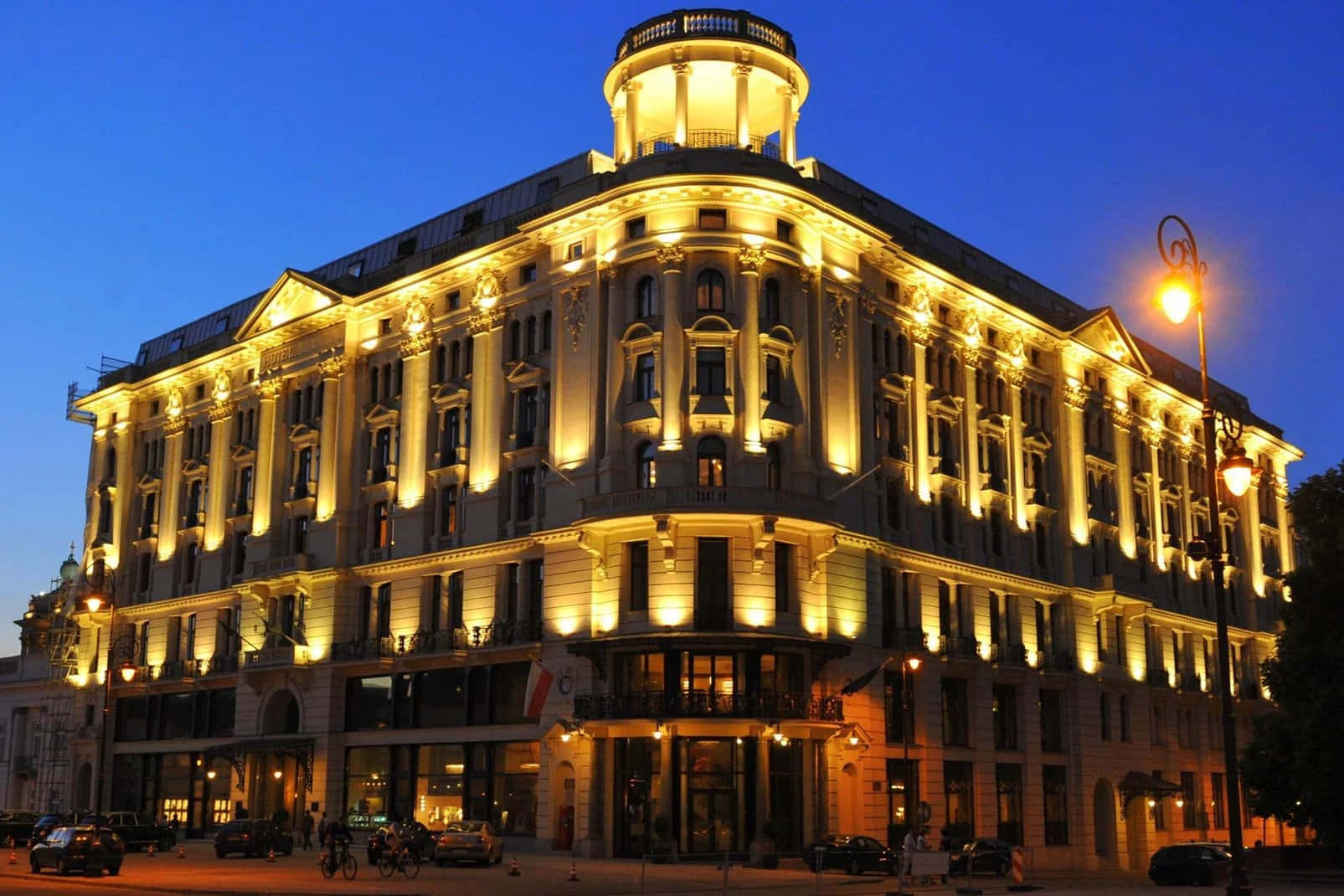 夜晚燈火通明的巨大建築 壁紙