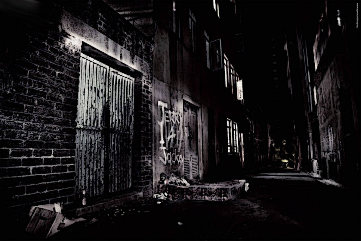 夜晚黑暗的城市小巷，有塗鴉和鐵窗。 — 神秘 壁紙