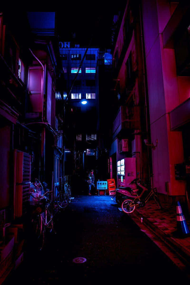 桌布 壁紙 — 夜晚狹窄的城市小巷沐浴在鮮豔的紅色和藍色霓虹燈光中，停有機車和腳踏車。
