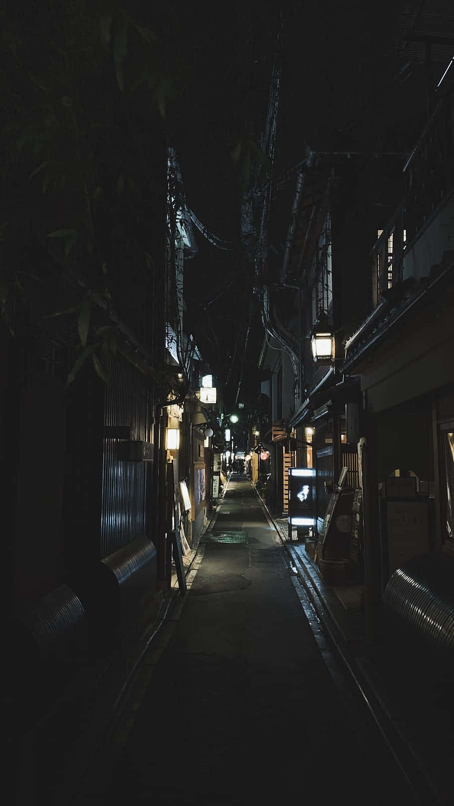Alleyway 桌布 壁紙 — 夜晚狹窄的小巷，被溫暖的燈籠照亮，在傳統建築之間投下長長的影子。