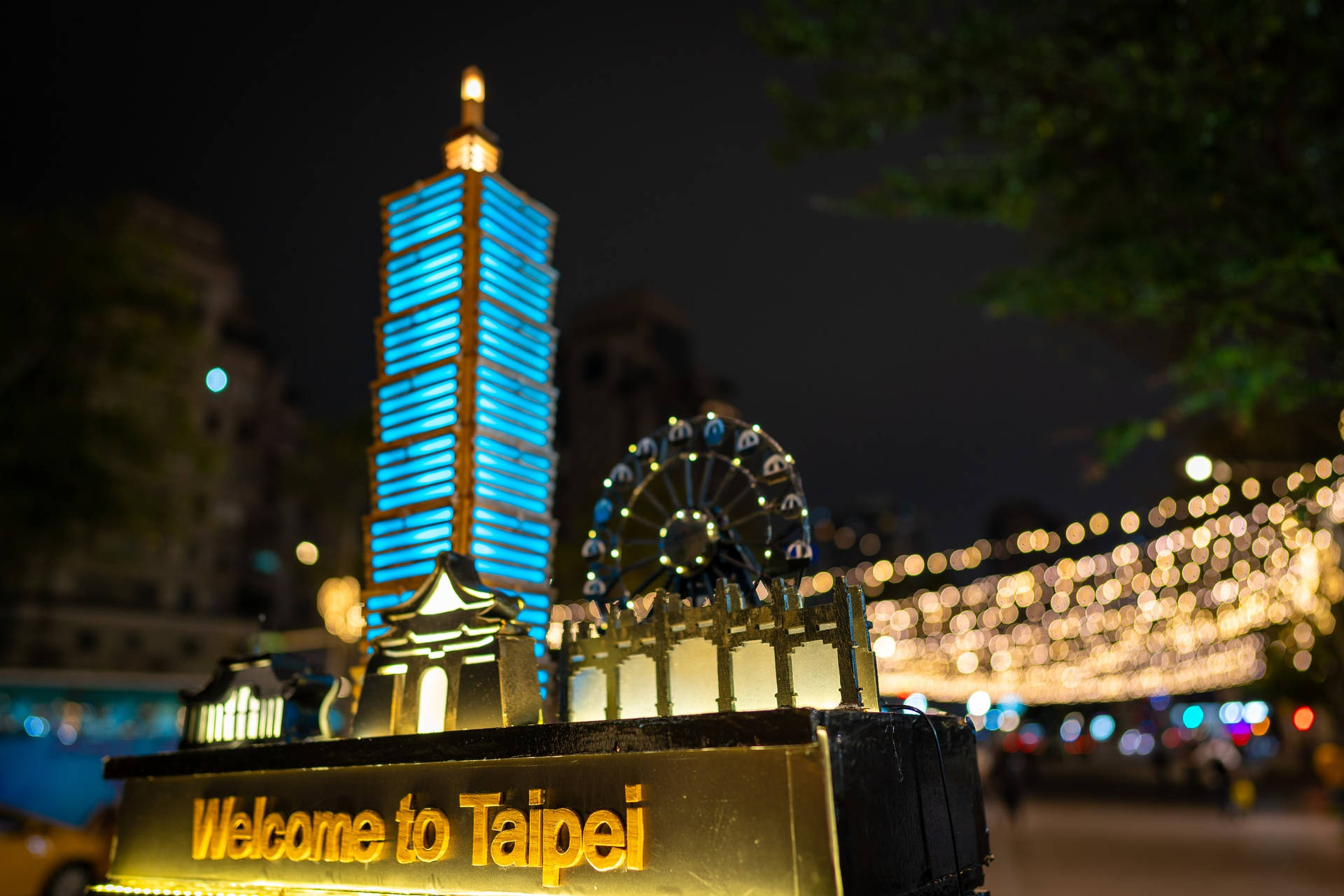 台北夜景，有發光的歡迎標誌和城市燈光。