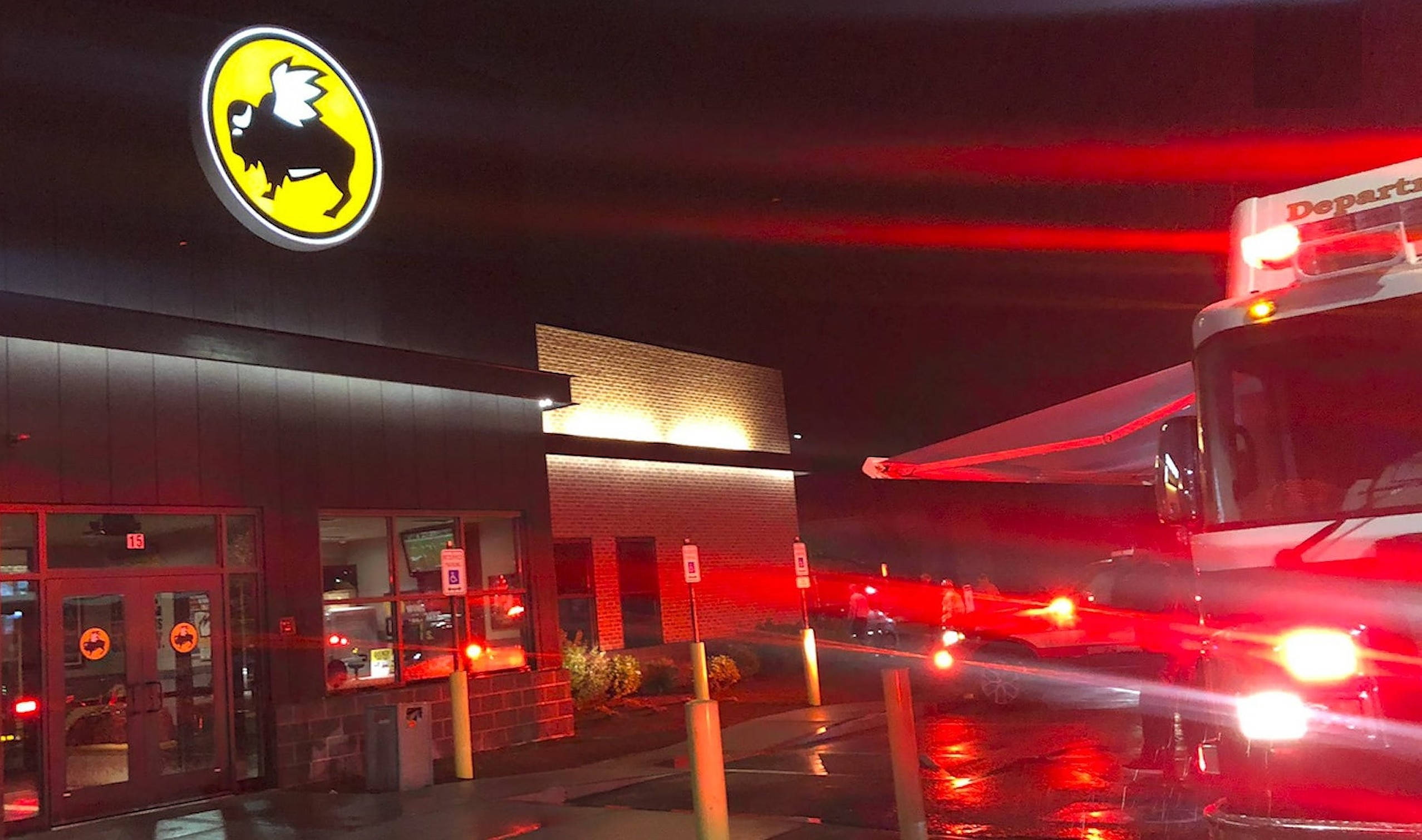 Wild 桌布 壁紙 — 夜晚的Buffalo Wild Wings餐廳，紅色尾燈在濕漉漉的街道上劃過。