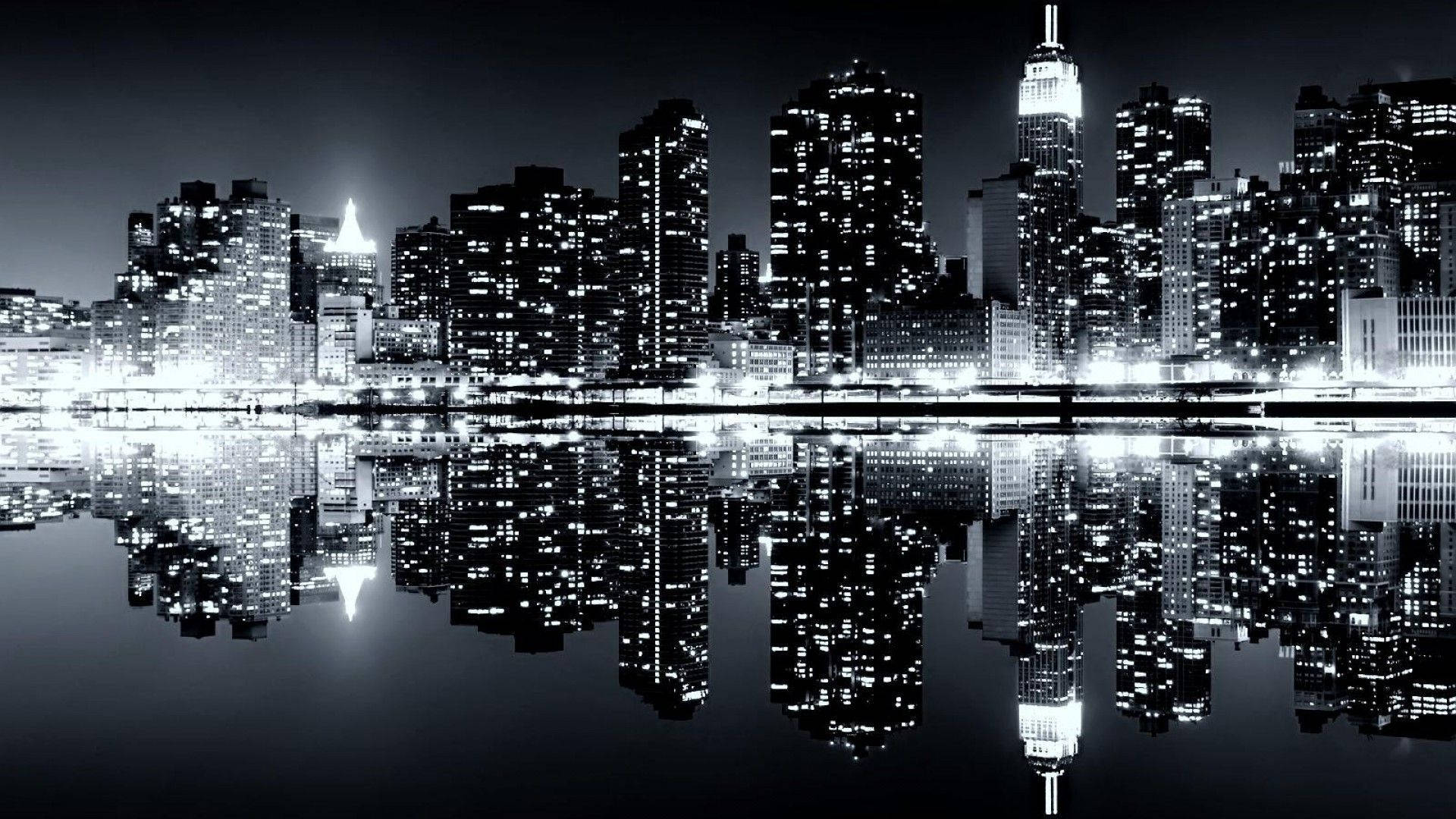 New York 桌布 壁紙 — 夜晚的單色城市天際線，發光的窗戶完美倒映在平靜的水面上。
