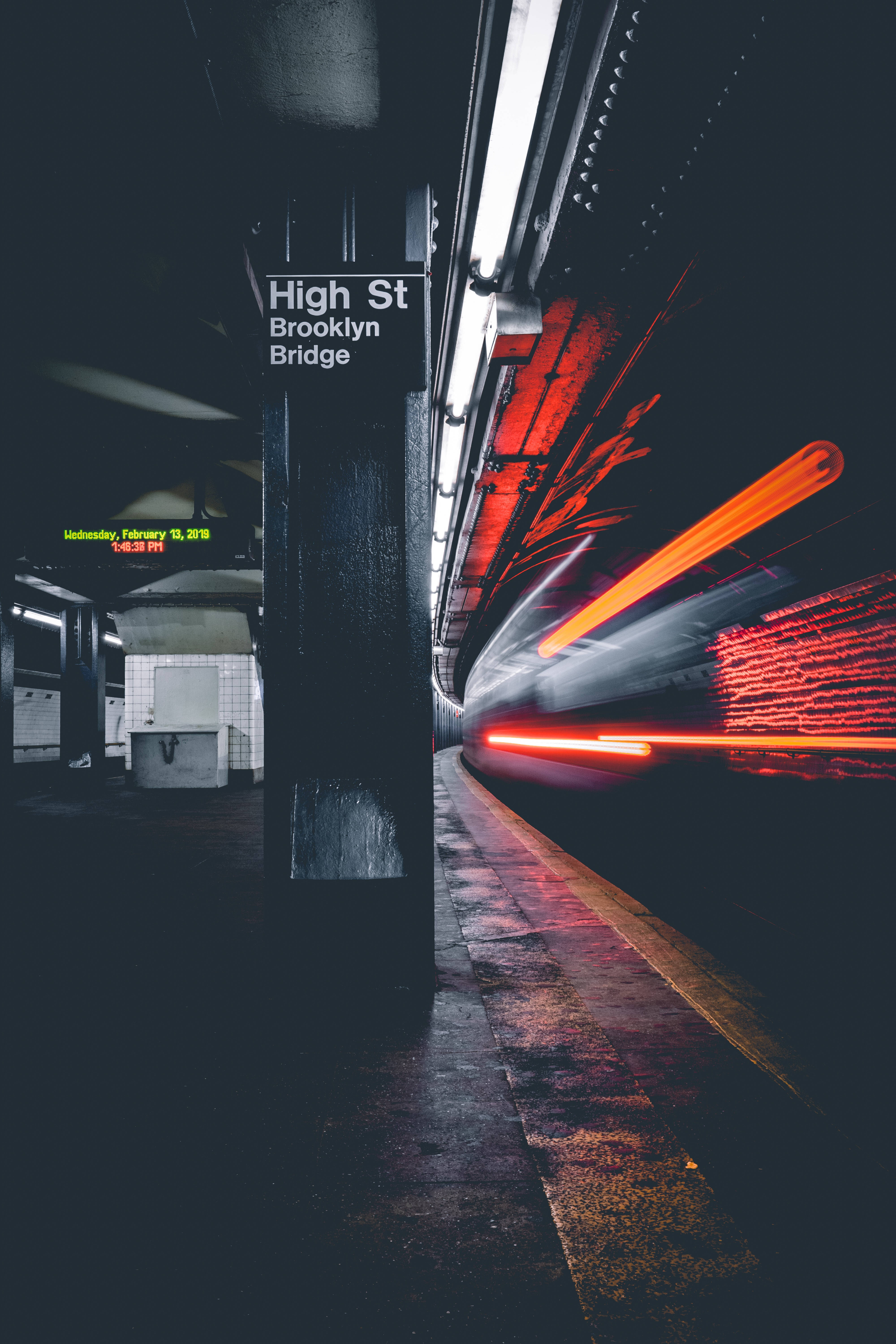 tunnel 桌布 壁紙 — 夜晚的地鐵站，一列高速行駛的列車在身後留下紅色和白色的光跡。