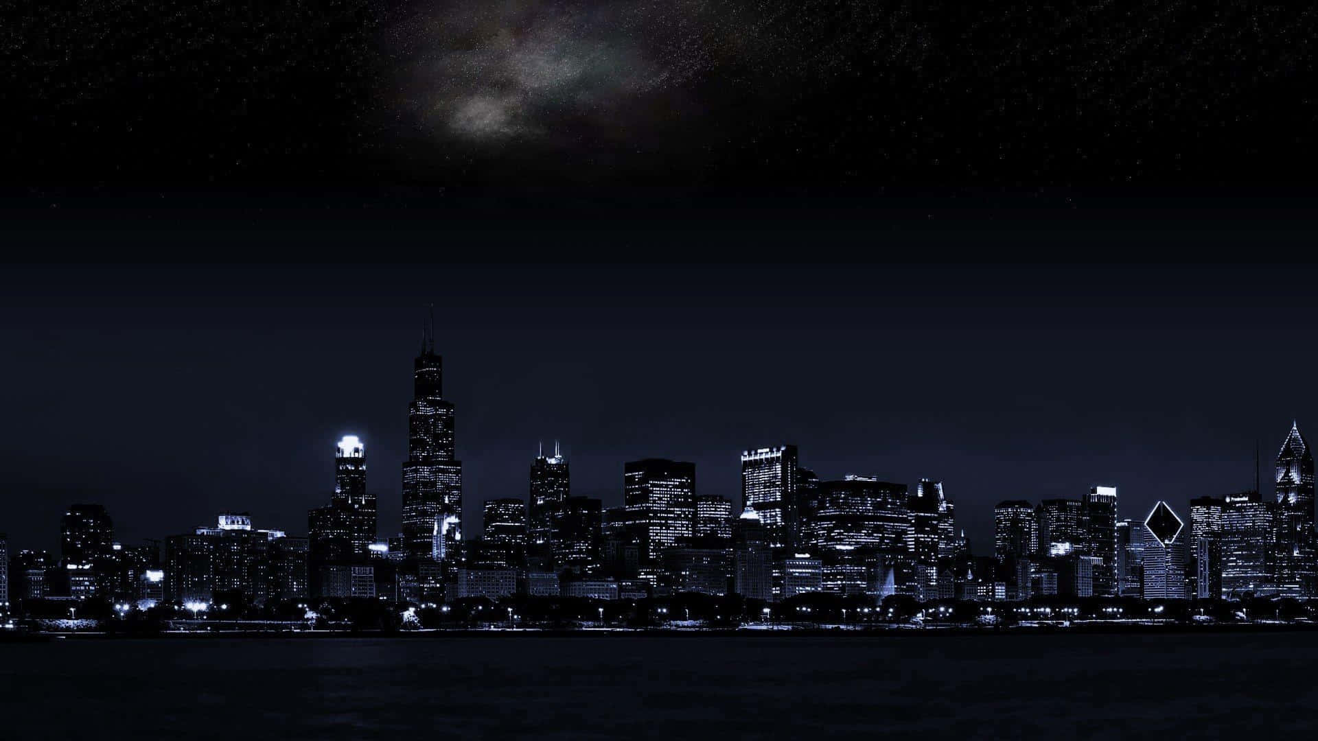 夜晚的城市天際線，在繁星點點的天空下，燈火通明的建築物襯托著銀河。 — 藍色 壁紙