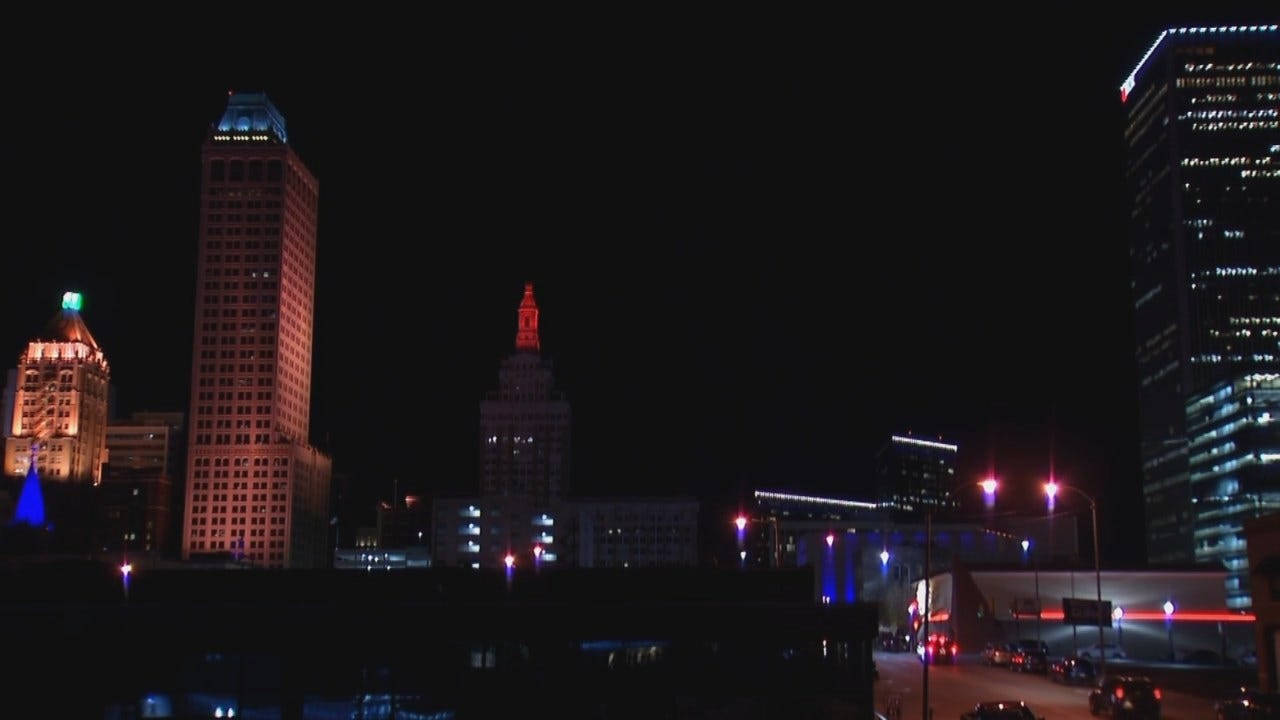 Oklahoma 桌布 壁紙 — 夜晚的城市景觀，摩天大樓和街燈在黑暗的天空中投射出色彩繽紛的光芒。