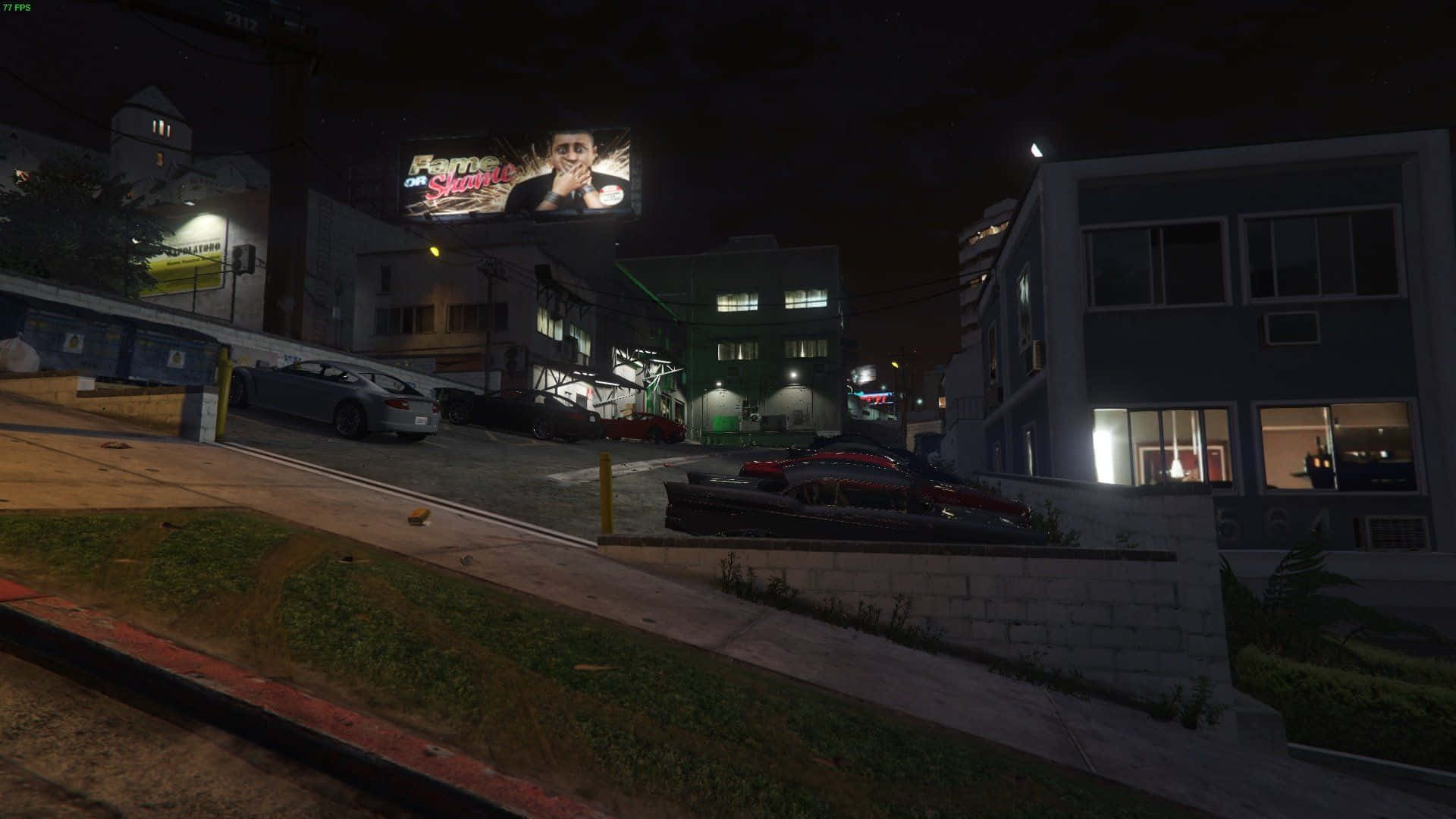Fivem 桌布 壁紙 — 夜晚的城市街道場景，有停泊的汽車、發光的街燈，以及建築物上方一個大型廣告牌，宣傳「Fame on Steroids」。