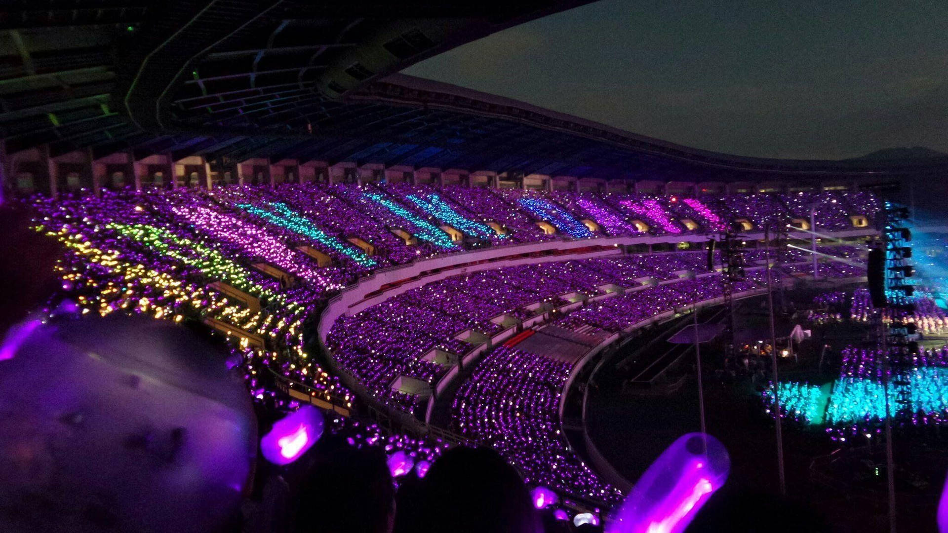 演唱會的人群拿著紫色、綠色和藍色的發光螢光棒。 — BTS ARMY GIF 壁紙