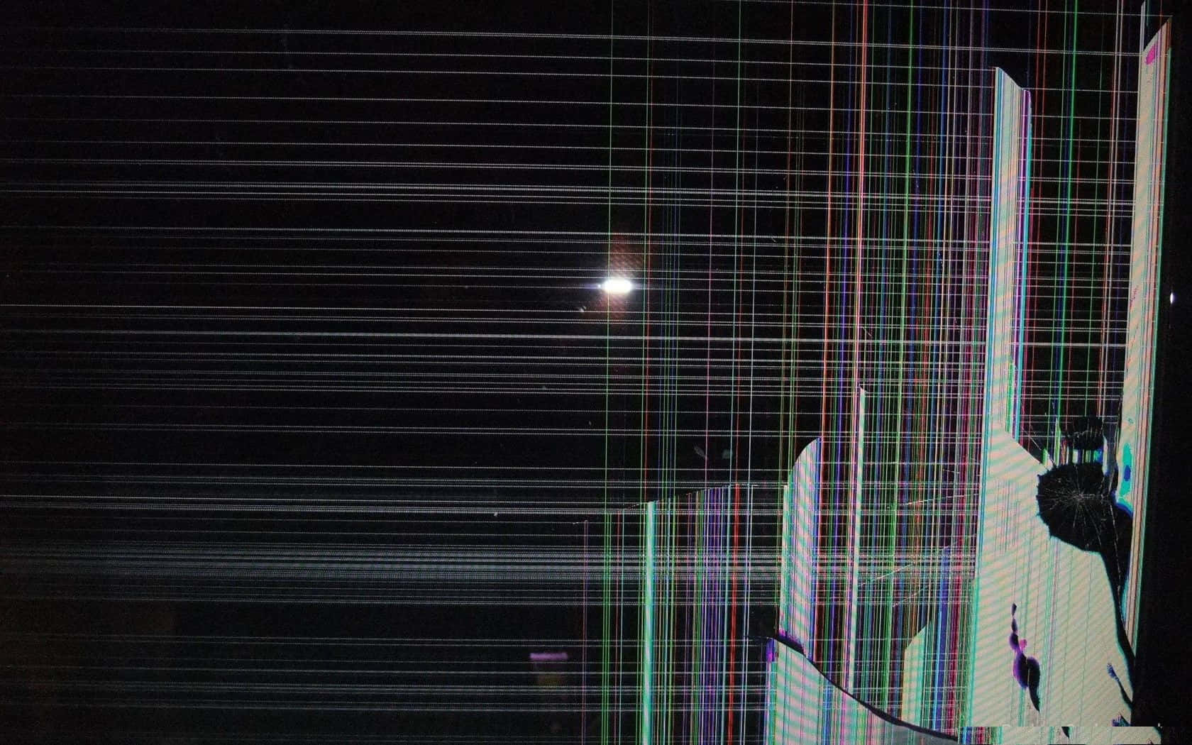 Lcd 桌布 壁紙 — 夜晚的故障數位城市景觀，鮮豔的垂直彩色條紋覆蓋在黑暗建築物和一輪明亮的月亮上。