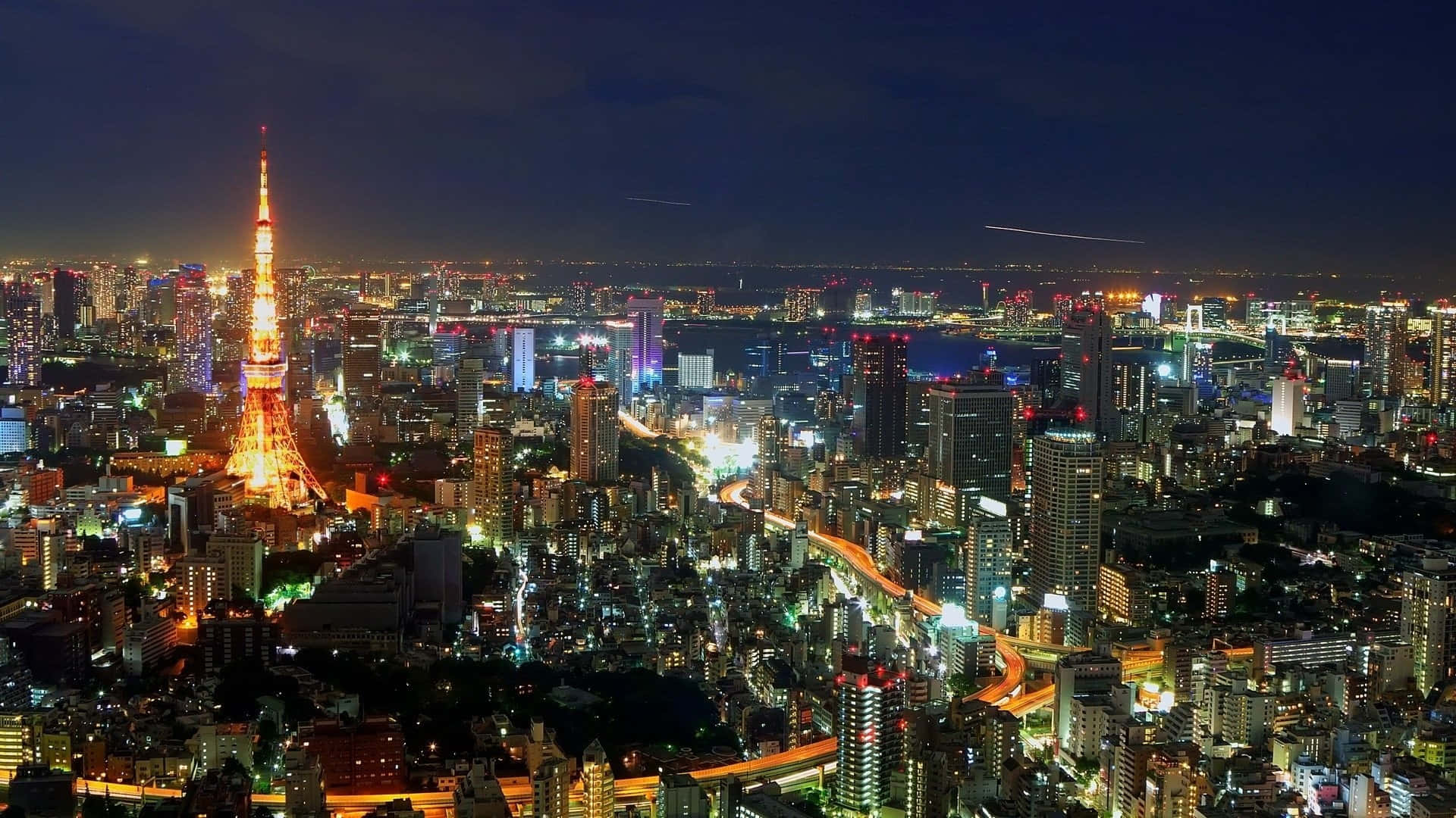 城市 桌布 壁紙 — 夜晚的東京天際線，閃耀的東京塔和城市燈光照亮都市的廣闊。