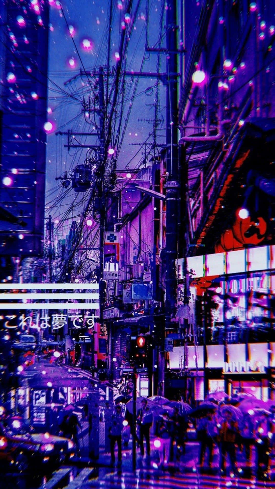 桌布 壁紙 — 夜晚的東京小巷，充滿霓虹燈光，紫色燈光、雨濕的街道和發光的招牌在潮濕的人行道上反射。