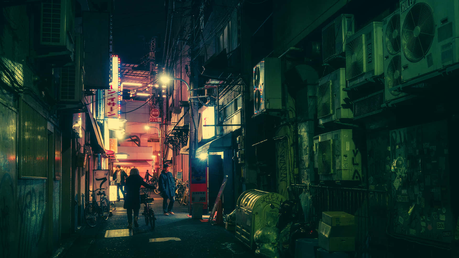 桌布 壁紙 — 夜晚的東京小巷，霓虹燈照亮，人們走過堆疊的空調和發光的招牌。