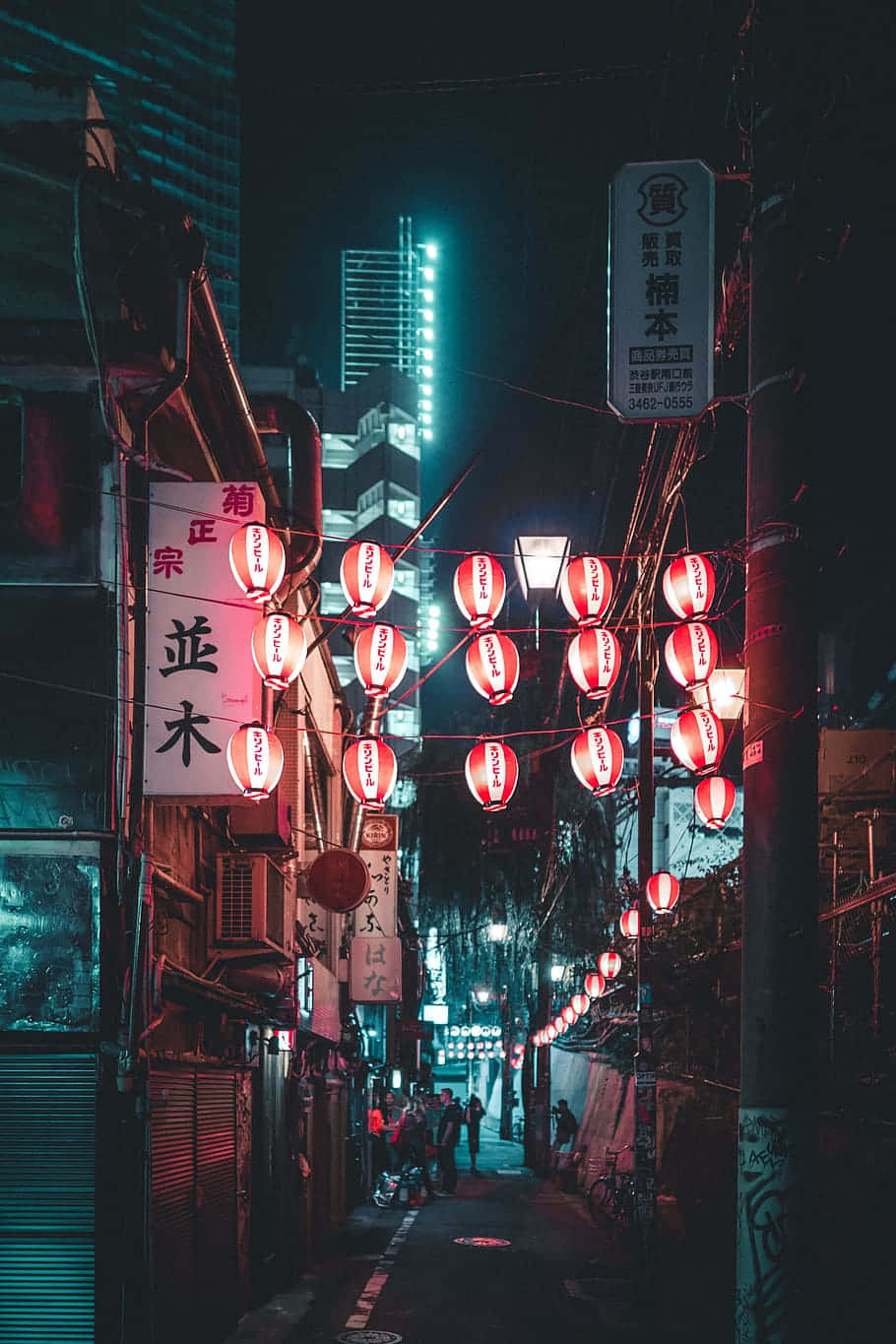 Dark Cyberpunk 桌布 壁紙 — 夜晚的東京狹窄小巷，被發光的紅色燈籠和霓虹燈照亮，在黑暗的建築物上投射出鮮豔的藍色光芒。