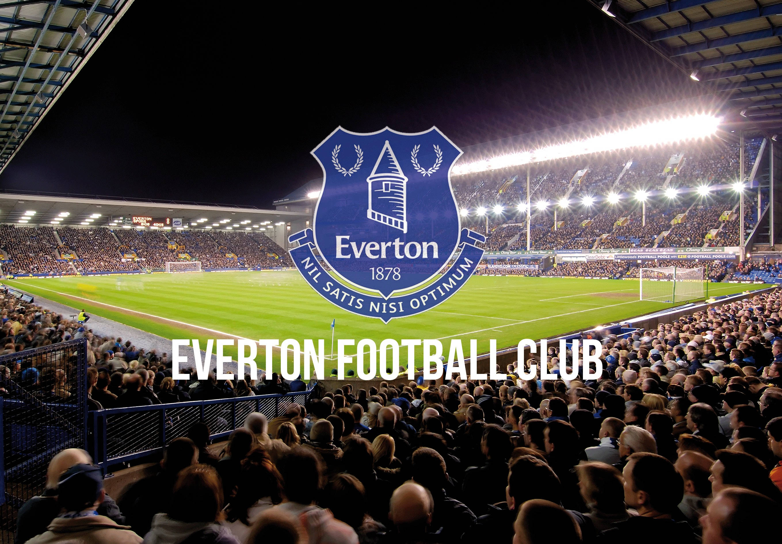 Everton 桌布 壁紙 — 夜晚的艾佛頓足球場座無虛席，明亮的泛光燈照亮全場，球迷在會徽下歡呼。