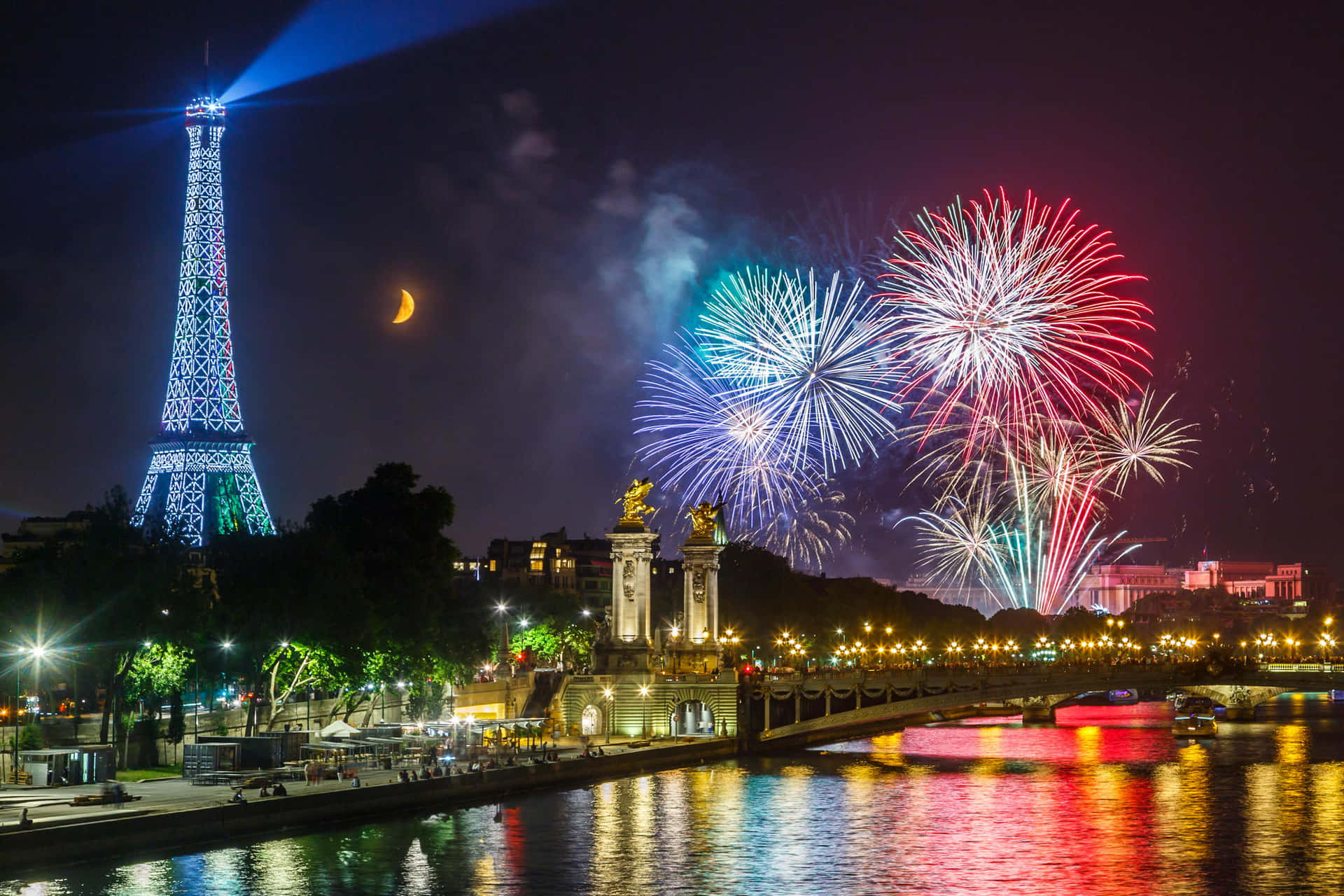 Eiffel Tower 桌布 壁紙 — 夜晚的艾菲爾鐵塔在塞納河上空新月下綻放絢麗煙火。