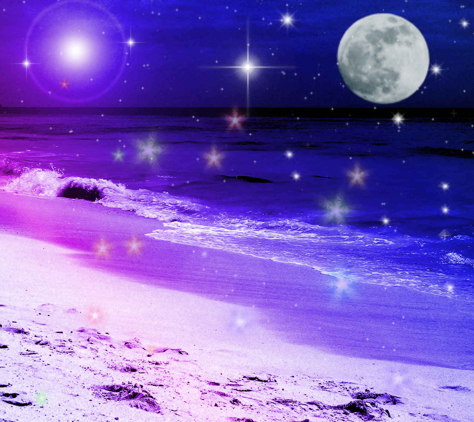 Blue And Purple 桌布 壁紙 — 夜晚的超現實海灘，發光的月亮、星星和紫色光線反射在波浪和沙灘上。