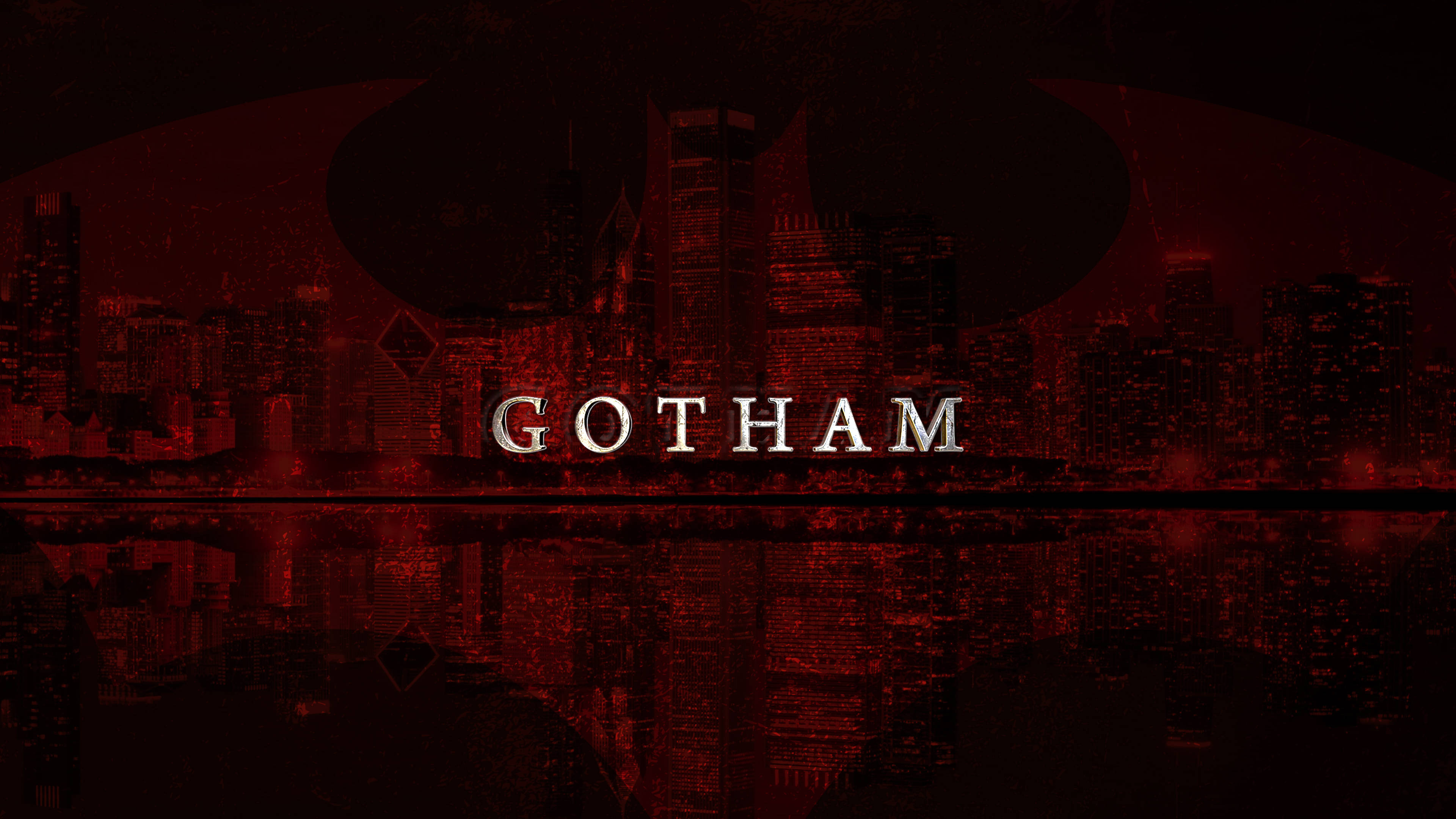 黑色 桌布 壁紙 — 夜晚的高譚市景觀帶有深紅色調，金屬字體 'GOTHAM' 置中於反射水面上。