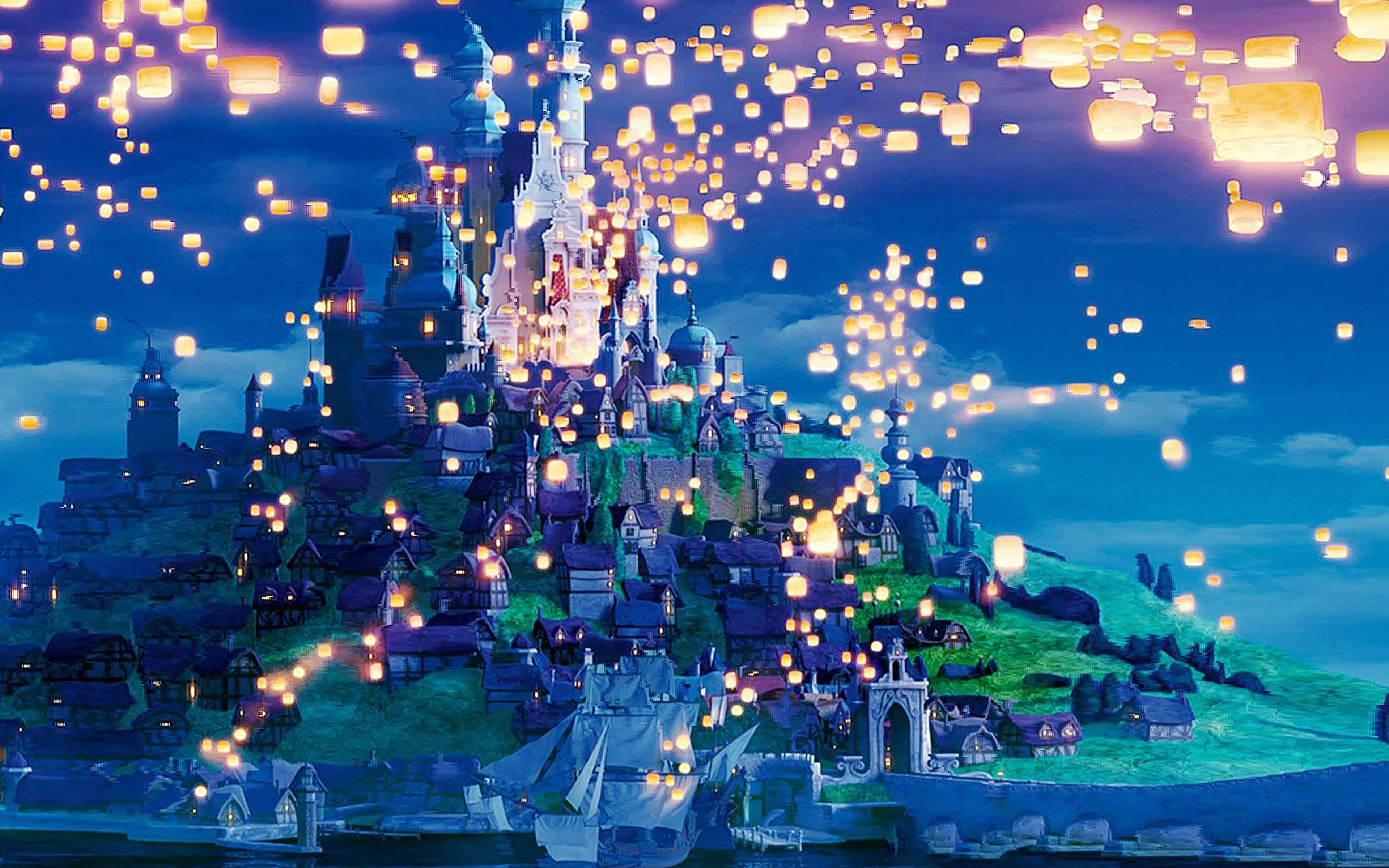 Disney 4K 桌布 壁紙 — 夜晚的魔法城堡小鎮，發光的燈籠漂浮在屋頂和塔樓上方。